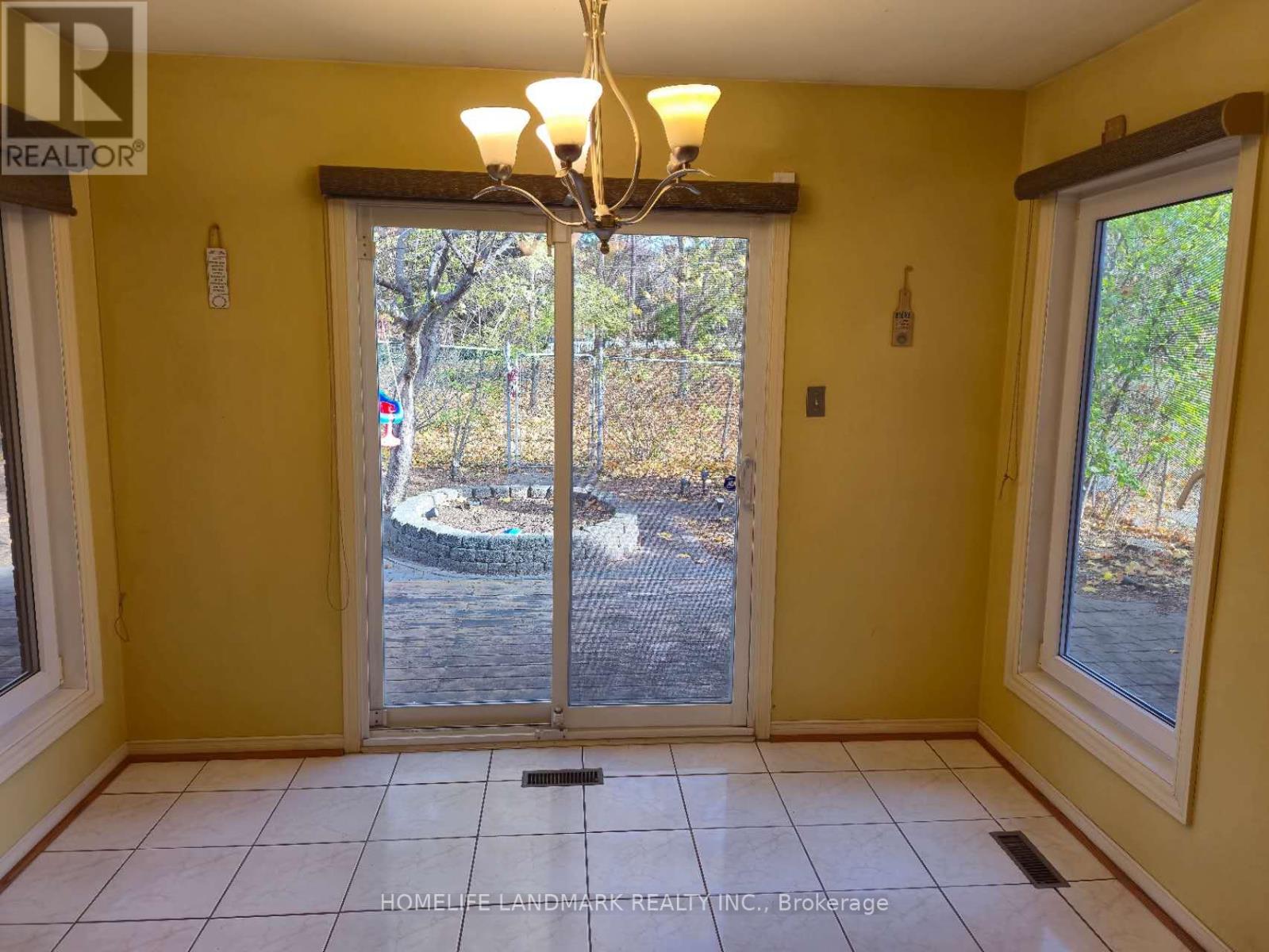 4201 Wakefield Crescent, Mississauga, Ontario  L5C 4M2 - Photo 5 - W12583810