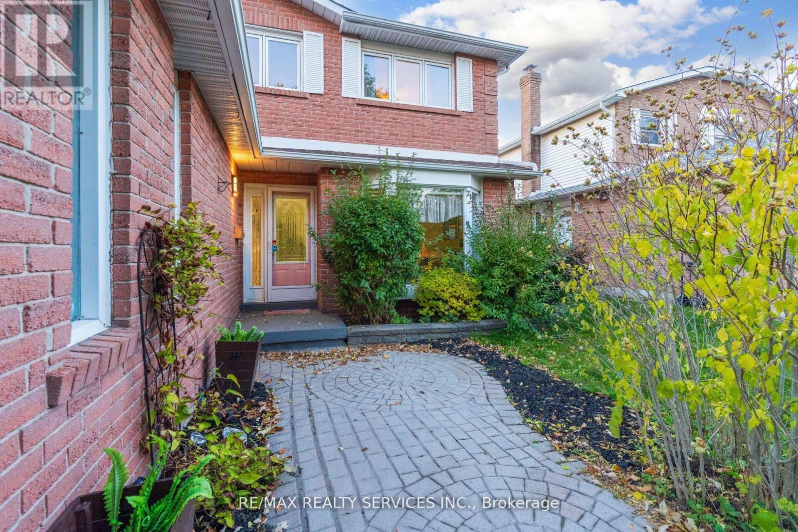 18 Mitchell Avenue, Brampton, Ontario  L6Z 1H3 - Photo 4 - W12583828