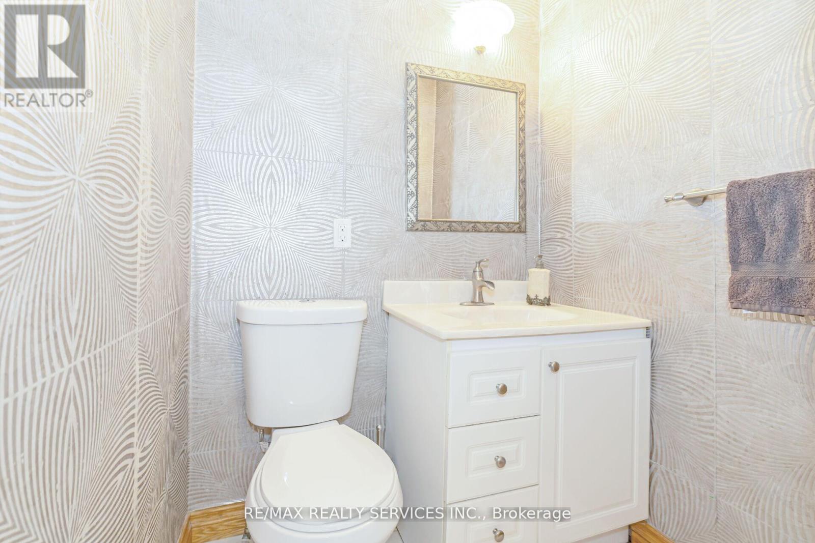 18 Mitchell Avenue, Brampton, Ontario  L6Z 1H3 - Photo 8 - W12583828