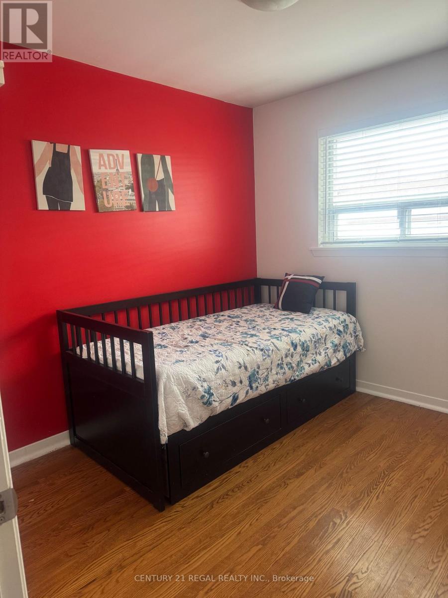 109 Brentwood Drive, Brampton, Ontario  L6T 1R1 - Photo 11 - W12583864