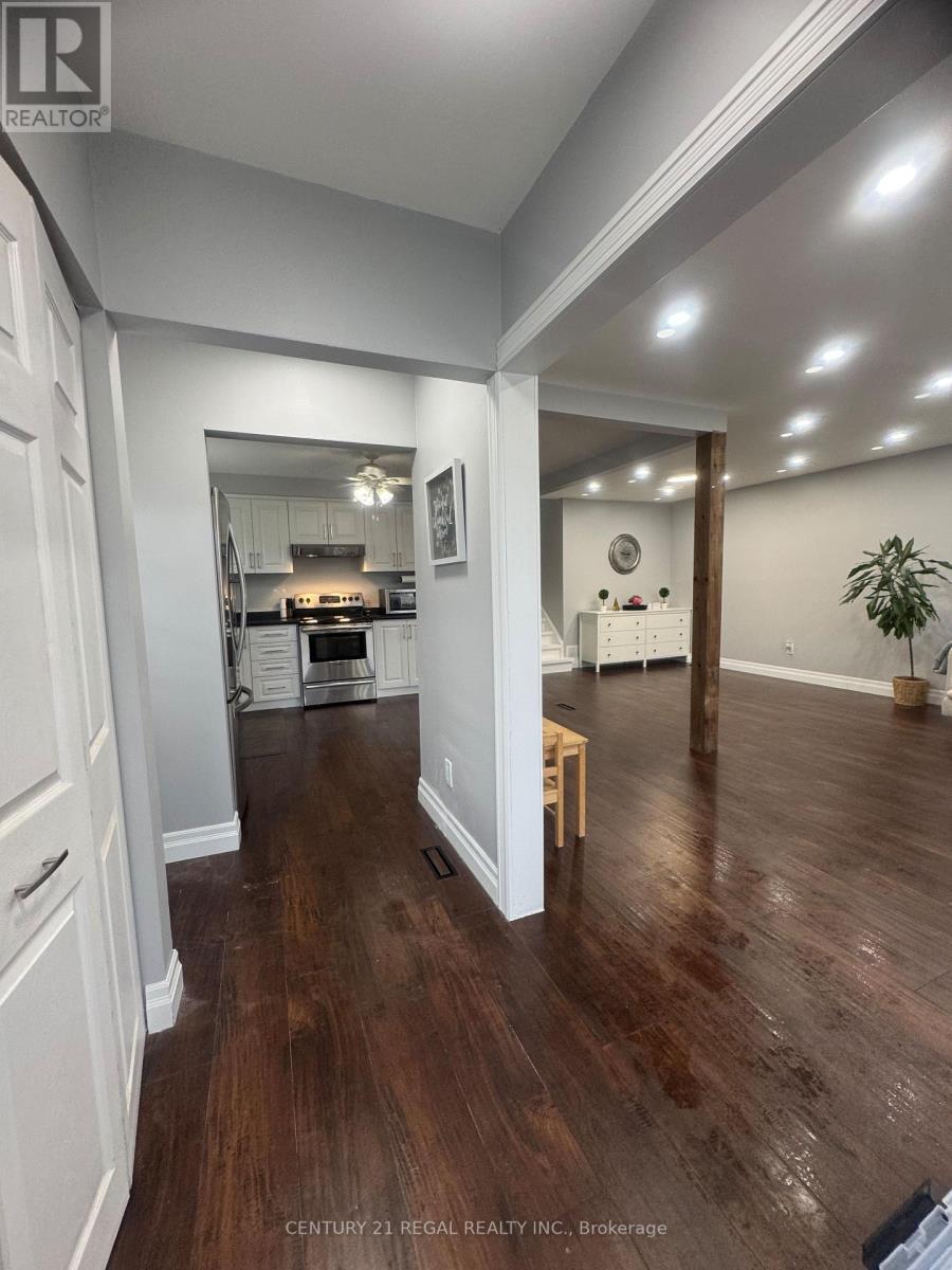 109 Brentwood Drive, Brampton, Ontario  L6T 1R1 - Photo 2 - W12583864