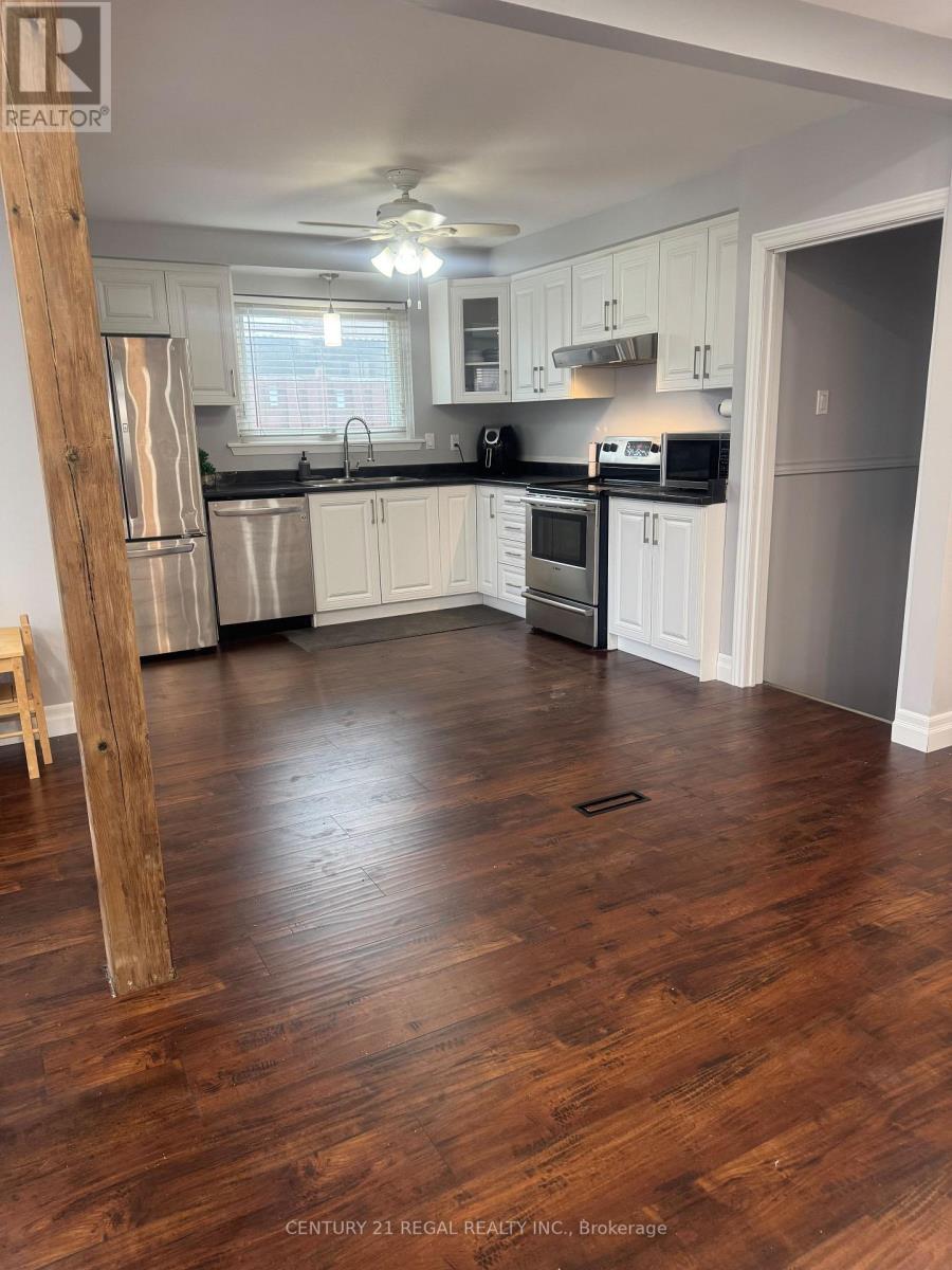 109 Brentwood Drive, Brampton, Ontario  L6T 1R1 - Photo 4 - W12583864