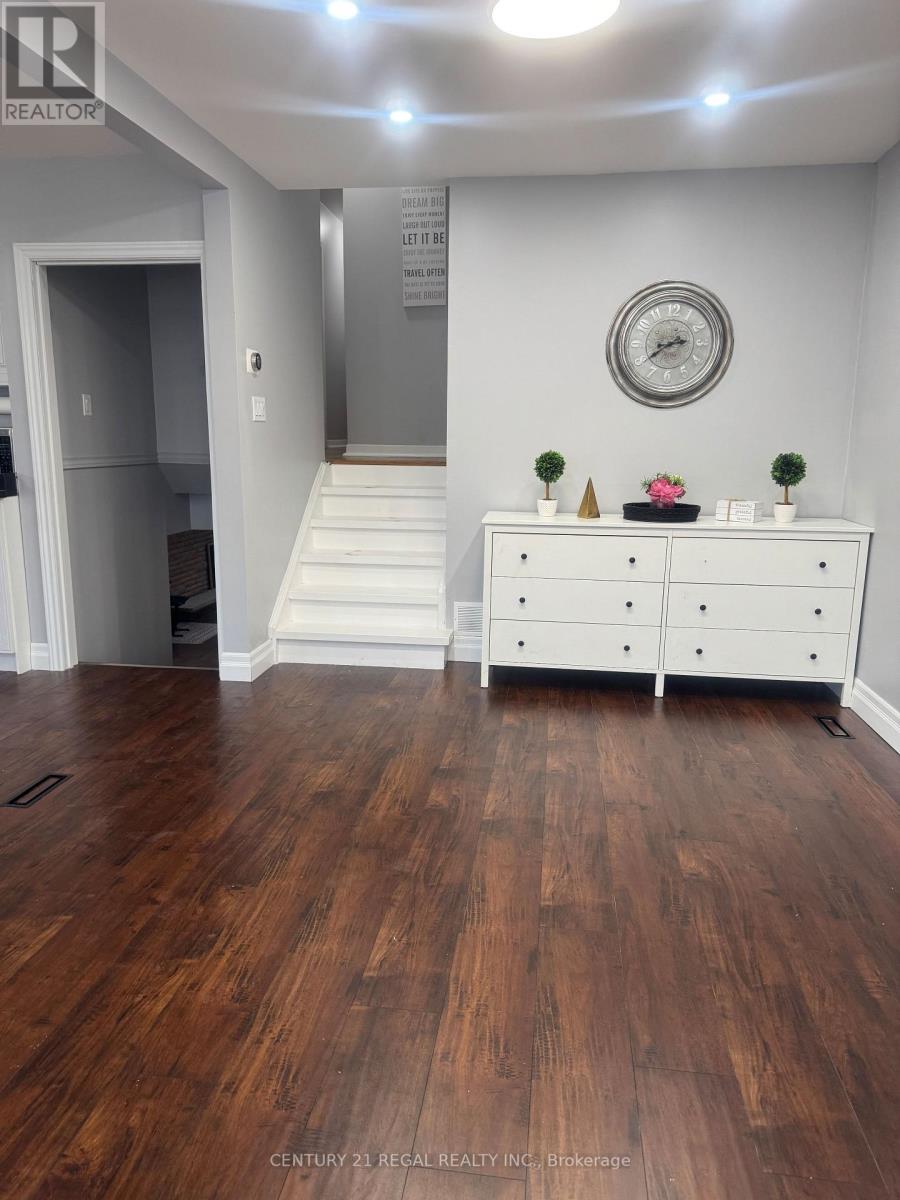 109 Brentwood Drive, Brampton, Ontario  L6T 1R1 - Photo 5 - W12583864