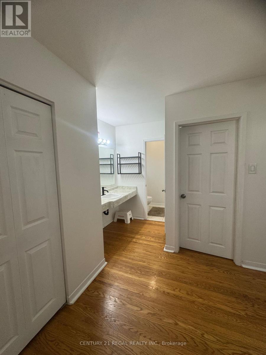 109 Brentwood Drive, Brampton, Ontario  L6T 1R1 - Photo 8 - W12583864