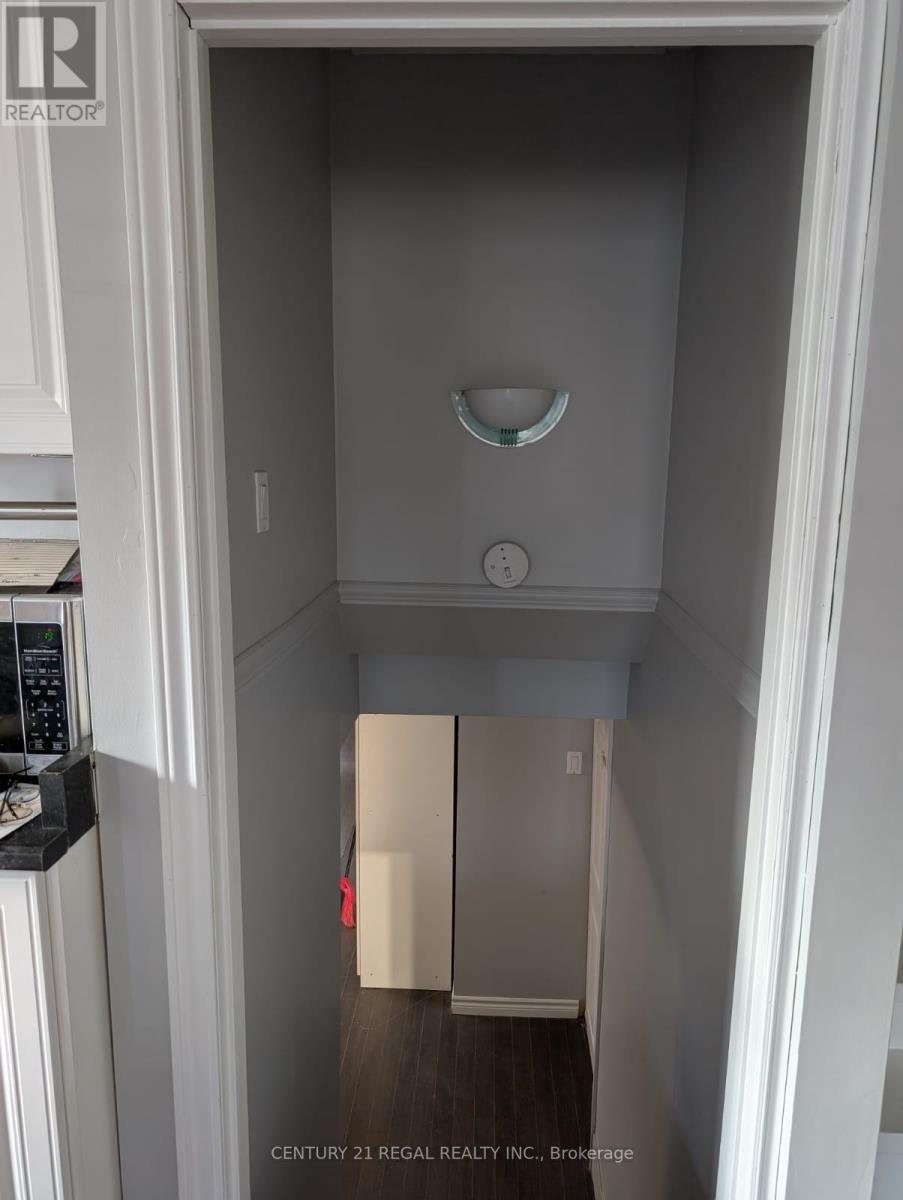 109 Brentwood Drive, Brampton, Ontario  L6T 1R1 - Photo 9 - W12583864