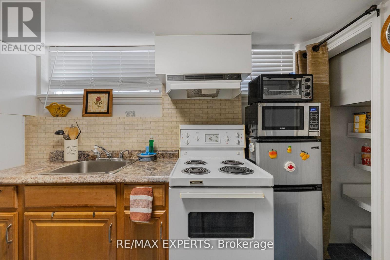 Lower - 114 Trowell Avenue, Toronto, Ontario  M6M 1L7 - Photo 16 - W12583870