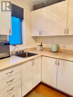 40 Warren Crescent, Toronto, Ontario  M6S 4S2 - Photo 9 - W12583882