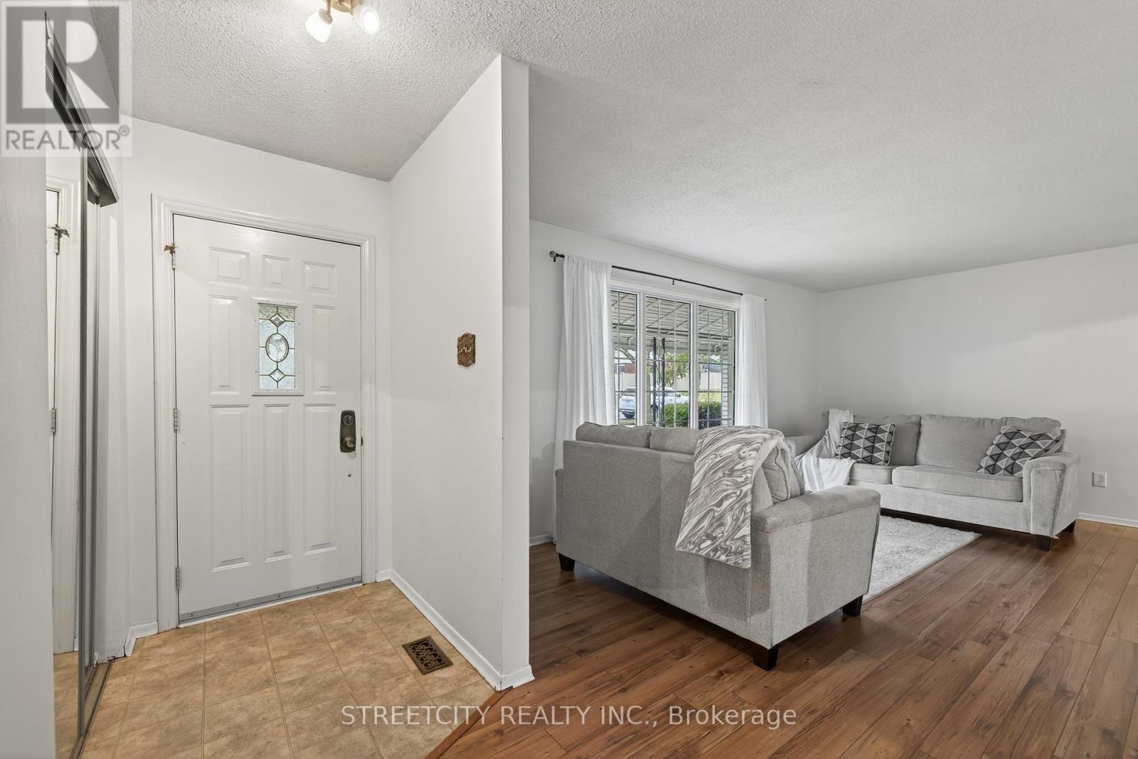 696 Village Green Avenue, London South, Ontario  N6K 1H1 - Photo 10 - X12581830