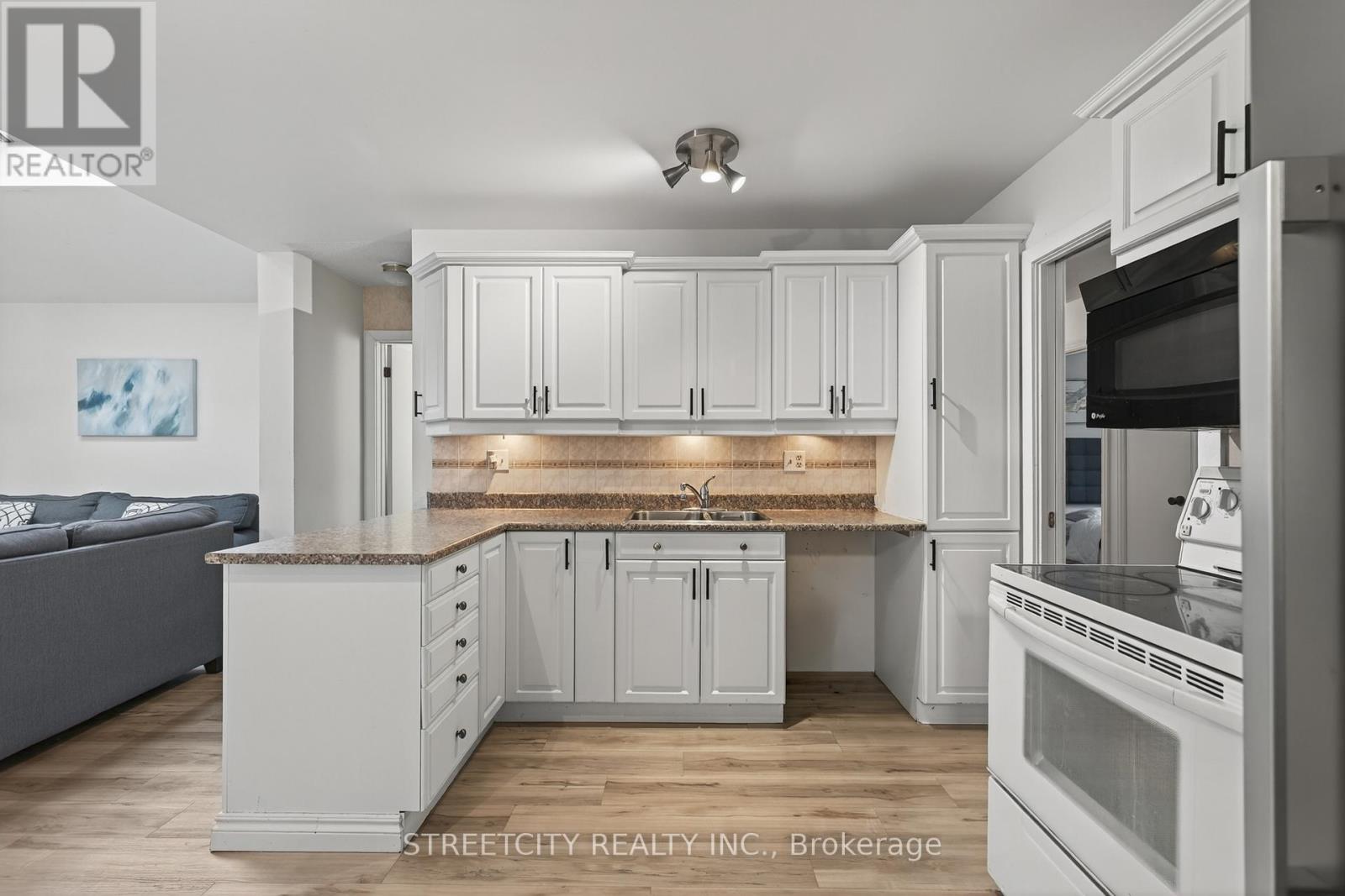 696 Village Green Avenue, London South, Ontario  N6K 1H1 - Photo 16 - X12581830