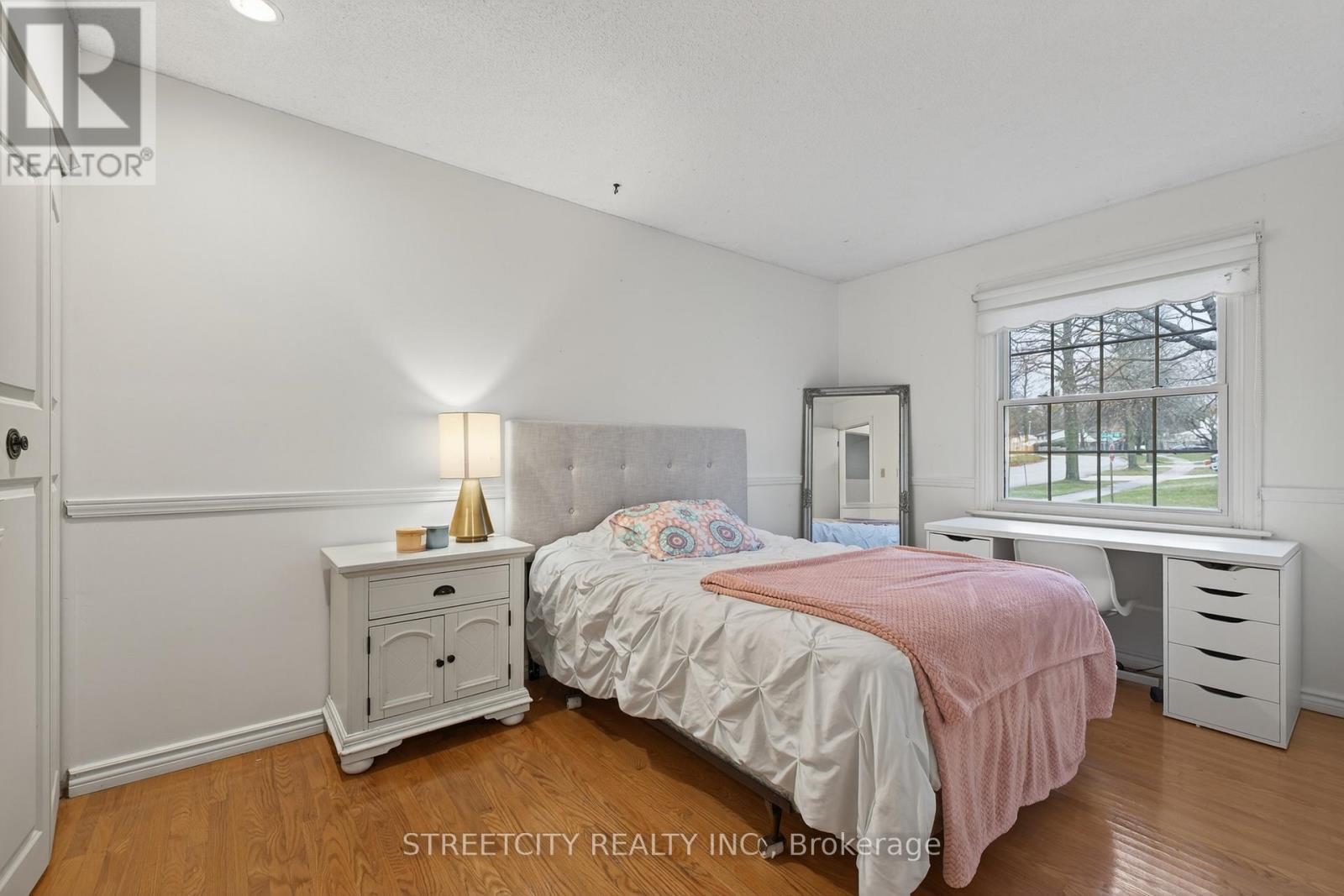 696 Village Green Avenue, London South, Ontario  N6K 1H1 - Photo 25 - X12581830