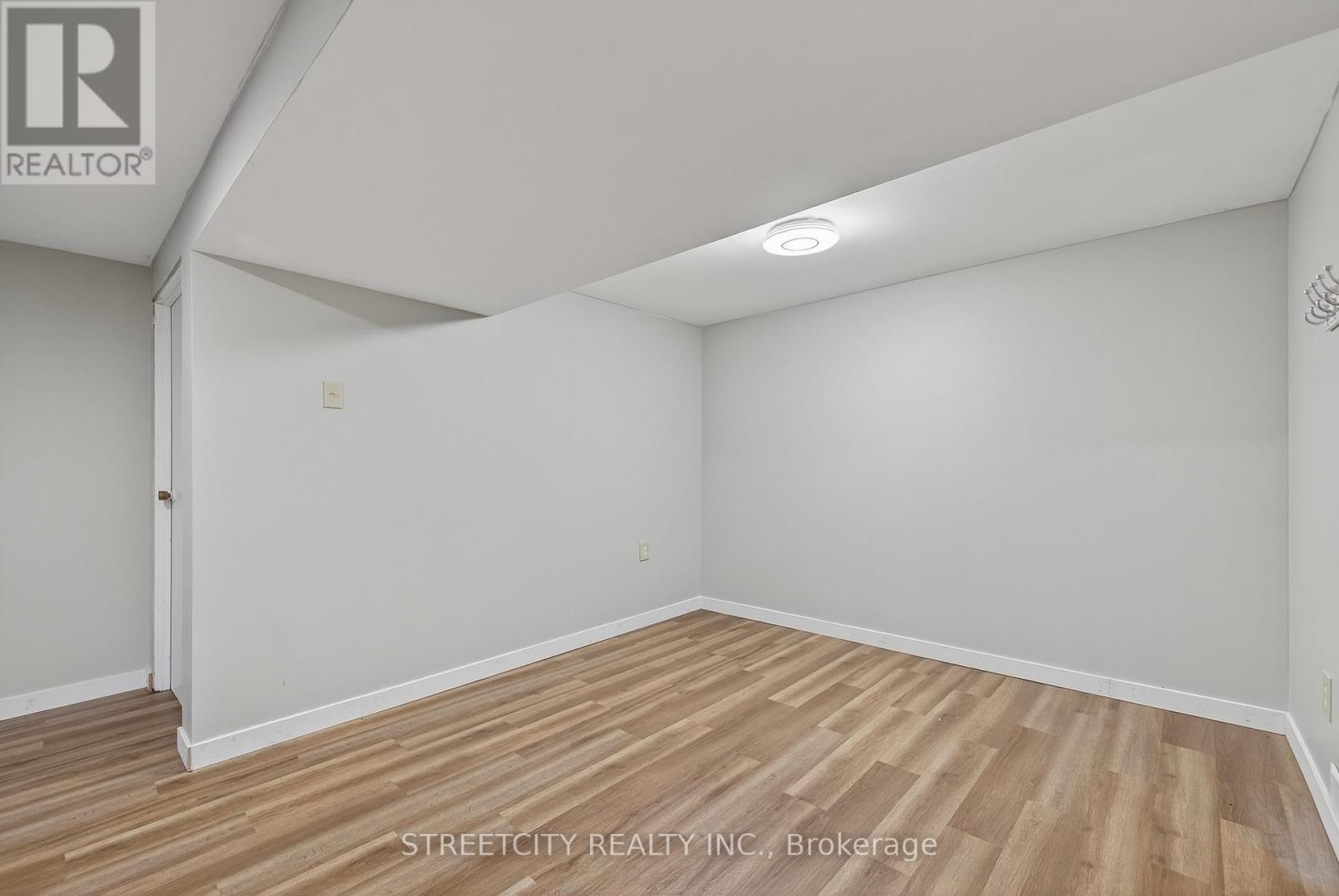 696 Village Green Avenue, London South, Ontario  N6K 1H1 - Photo 37 - X12581830