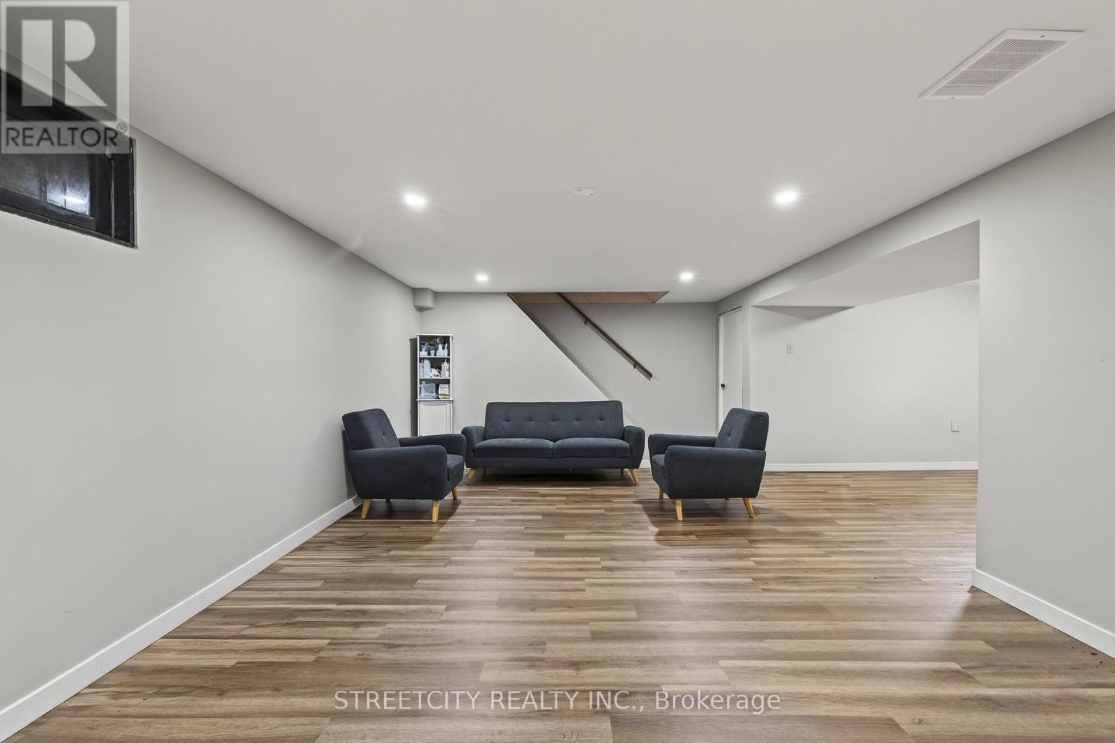 696 Village Green Avenue, London South, Ontario  N6K 1H1 - Photo 35 - X12581830