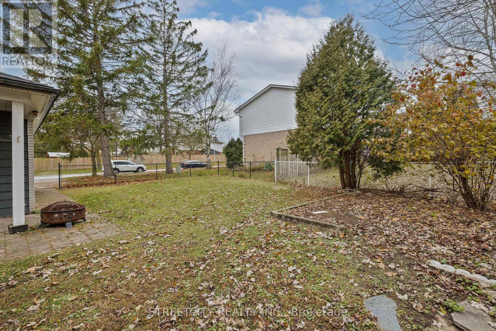 696 Village Green Avenue, London South, Ontario  N6K 1H1 - Photo 41 - X12581830