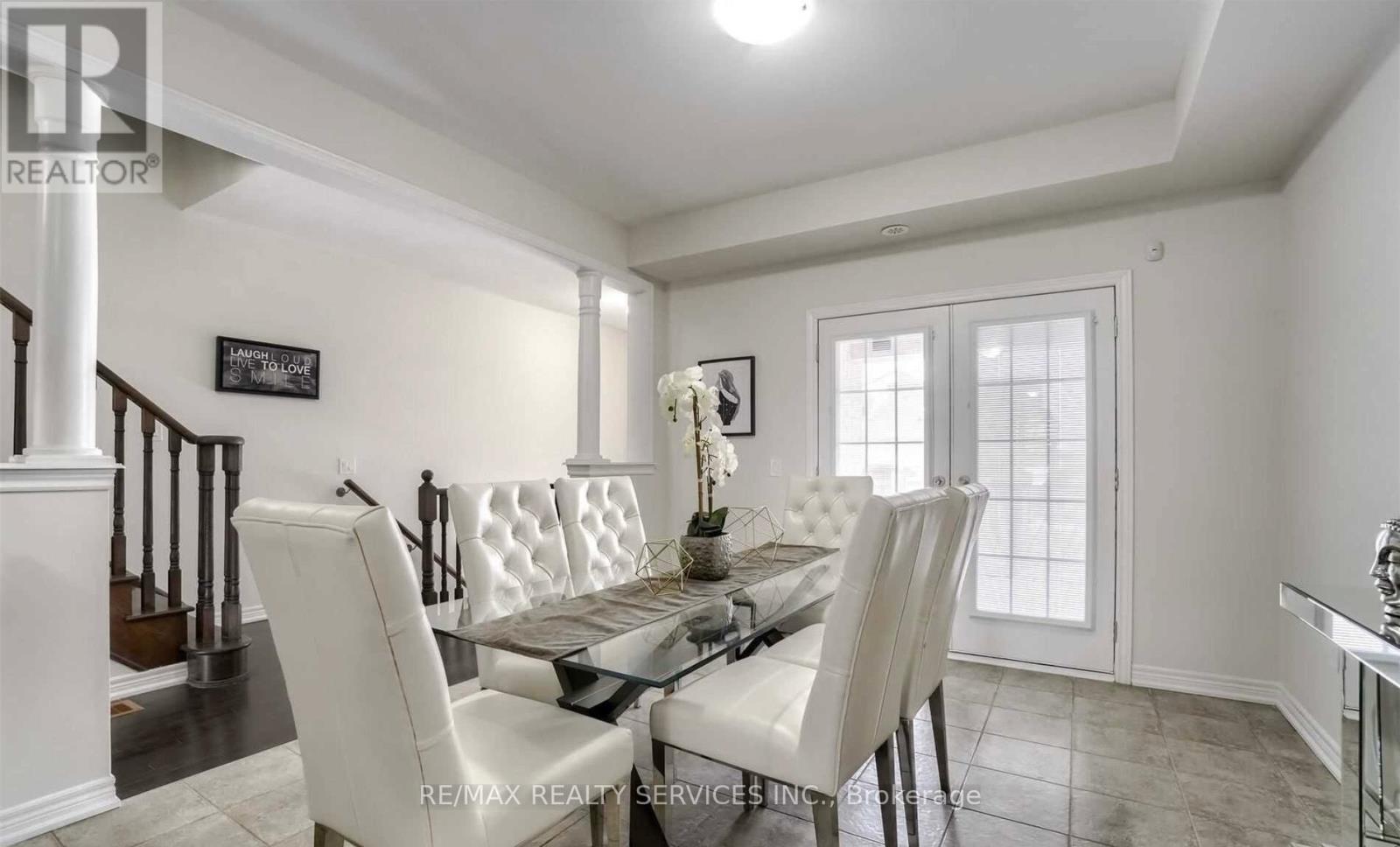 162 Davenfield Circle, Brampton, Ontario  L6P 4M1 - Photo 4 - W12583614