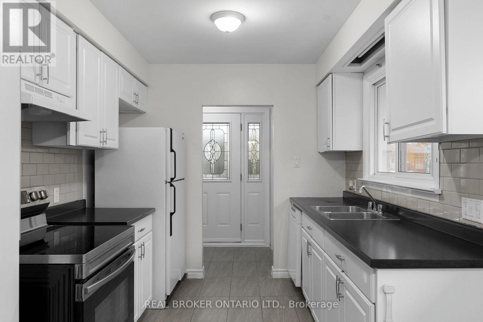 65 Ottaway Avenue, Barrie, Ontario  L4M 2X1 - Photo 9 - S12583916