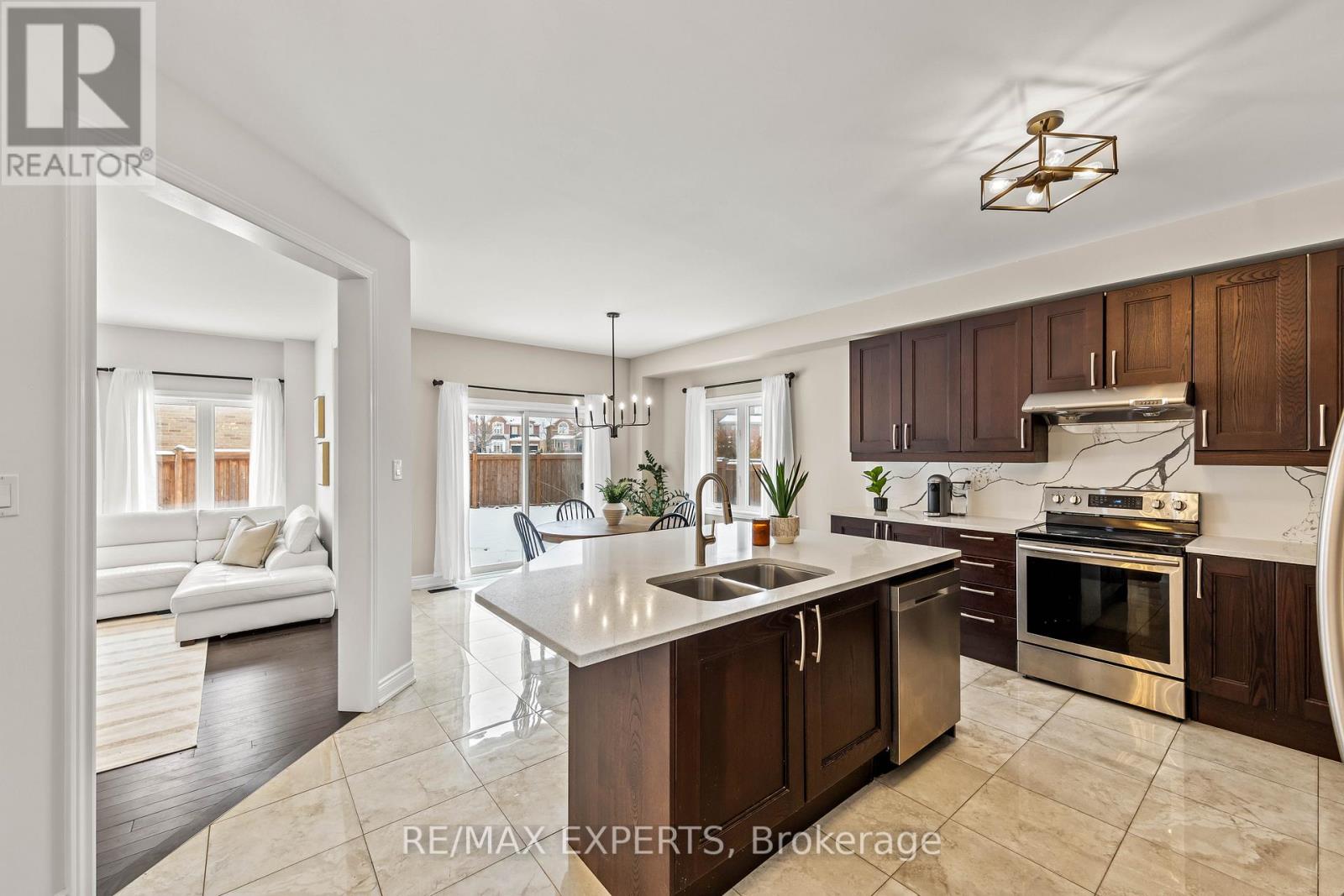 16 Vivian Creek Road, East Gwillimbury (Mt Albert), Ontario  L0G 1M0 - Photo 6 - N12542938