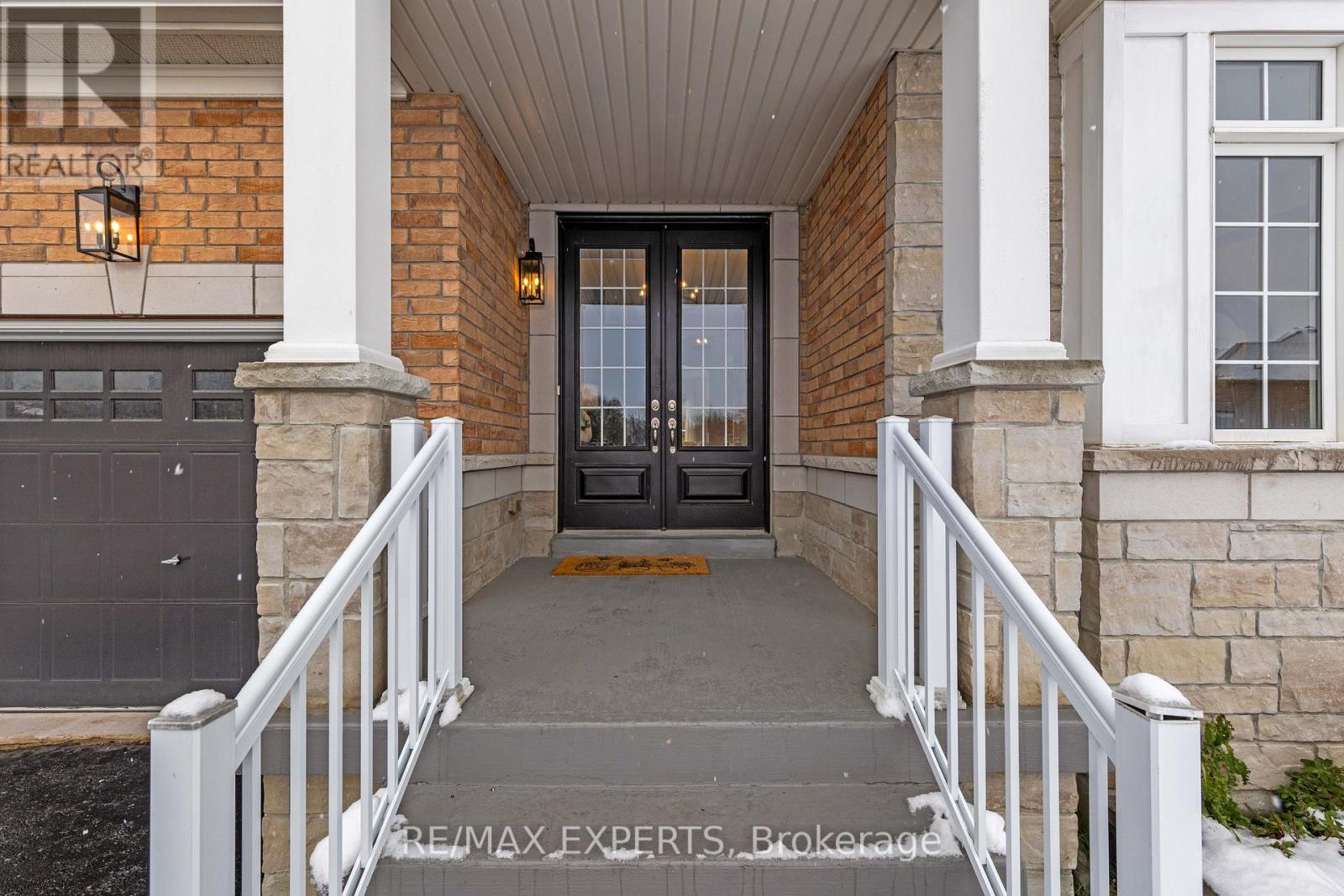 16 Vivian Creek Road, East Gwillimbury (Mt Albert), Ontario  L0G 1M0 - Photo 2 - N12542938