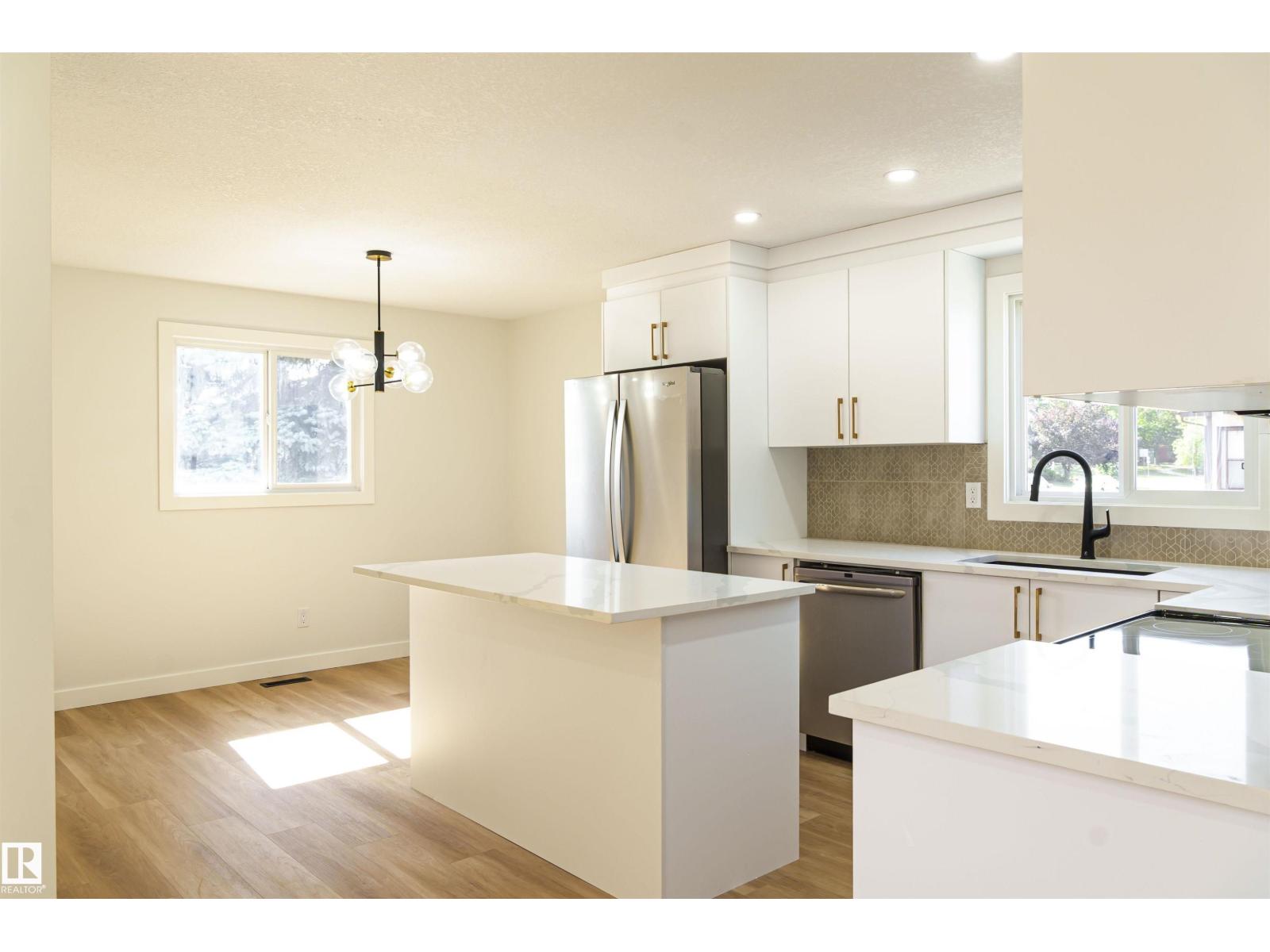 3710 41 Av Nw, Edmonton, Alberta  T6L 5M2 - Photo 3 - E4466873