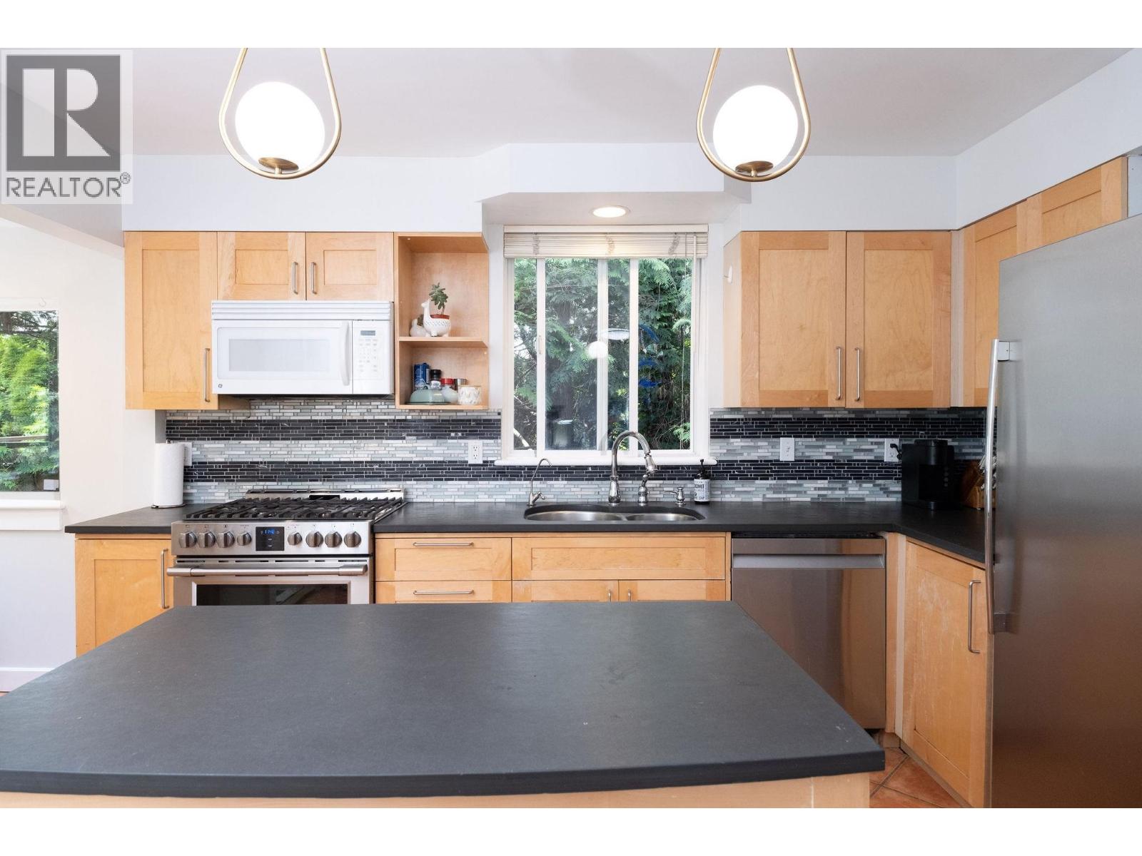 1075 Gladwin Drive, North Vancouver, British Columbia  V7R 1A1 - Photo 12 - R3017614