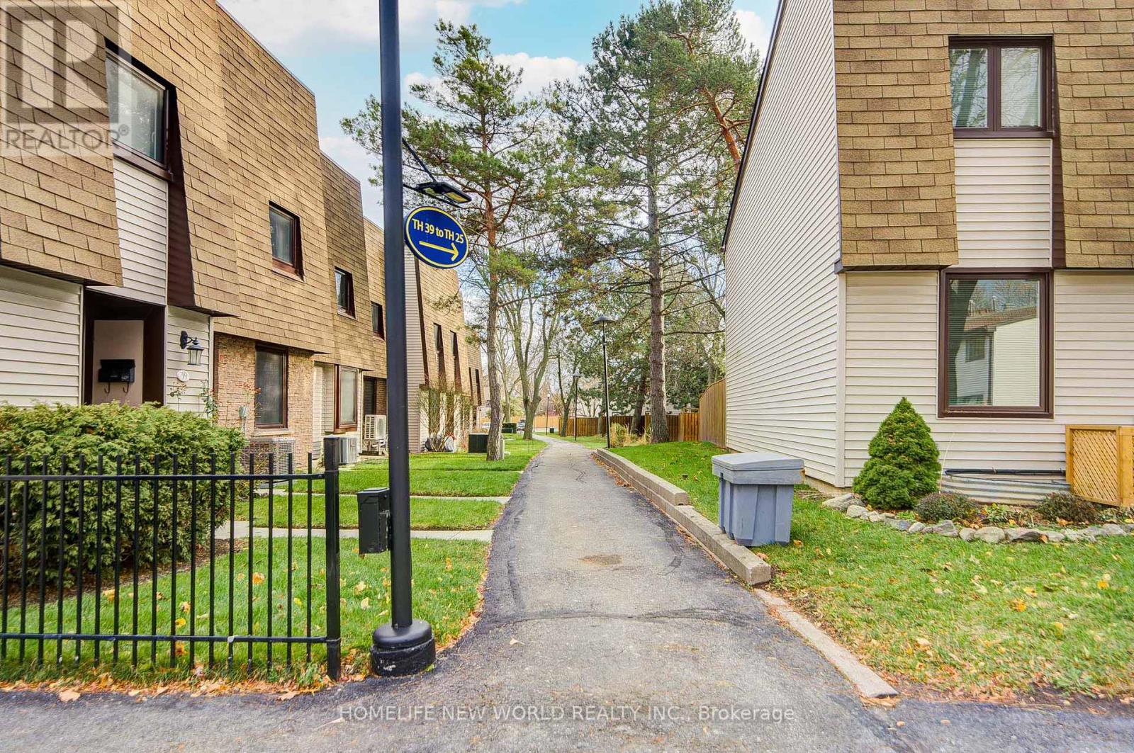 36 - 189 Springhead Gardens, Richmond Hill, Ontario  L4C 5C7 - Photo 2 - N12580418