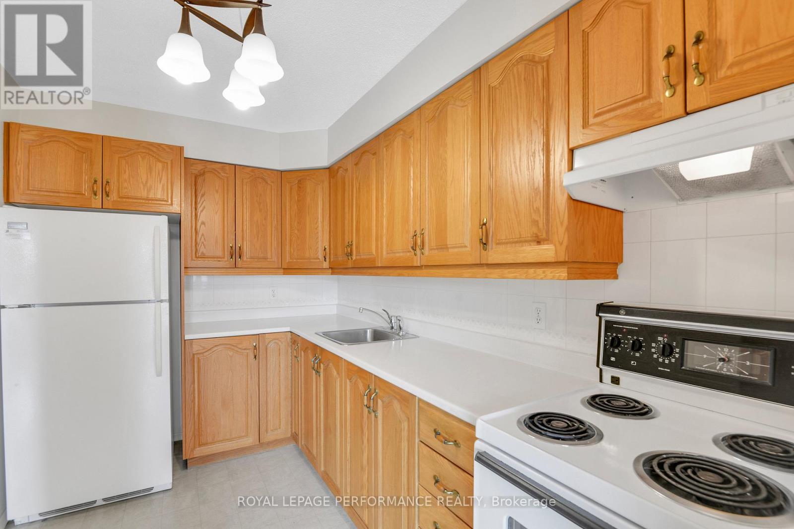 202 - 158 B Mcarthur Avenue, Ottawa, Ontario  K1L 8C9 - Photo 14 - X12584000