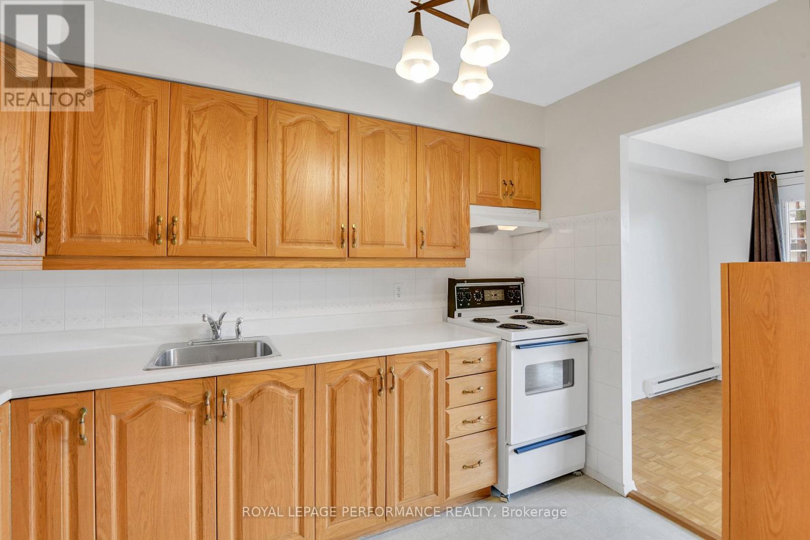 202 - 158 B Mcarthur Avenue, Ottawa, Ontario  K1L 8C9 - Photo 15 - X12584000