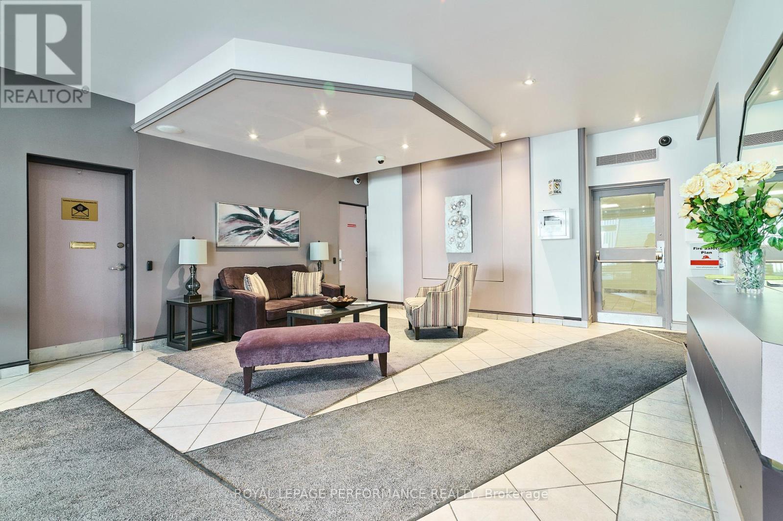 202 - 158 B Mcarthur Avenue, Ottawa, Ontario  K1L 8C9 - Photo 2 - X12584000