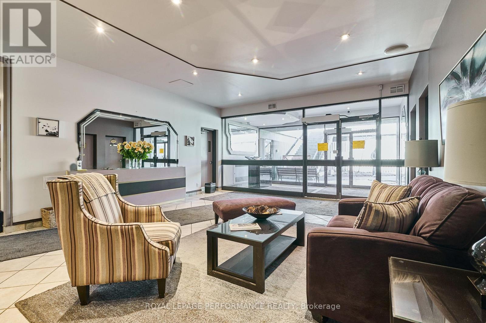 202 - 158 B Mcarthur Avenue, Ottawa, Ontario  K1L 8C9 - Photo 3 - X12584000