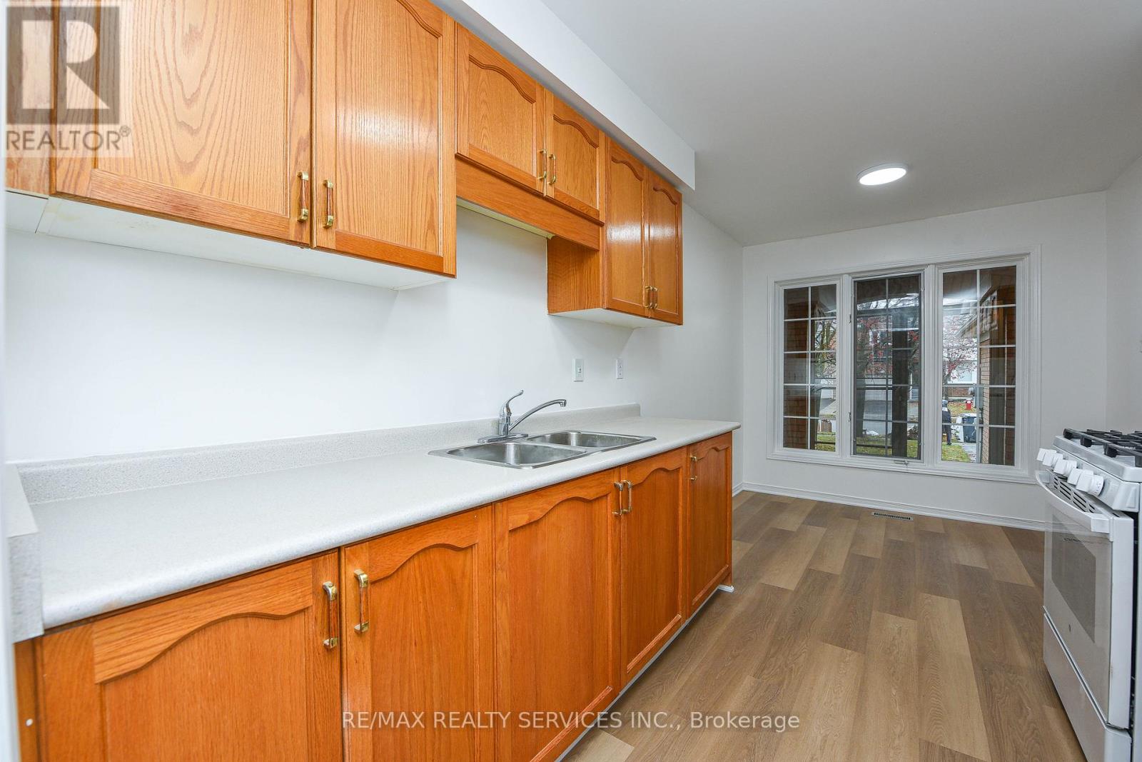 15 Shady Pine Circle, Brampton, Ontario  L6R 1N6 - Photo 11 - W12583990