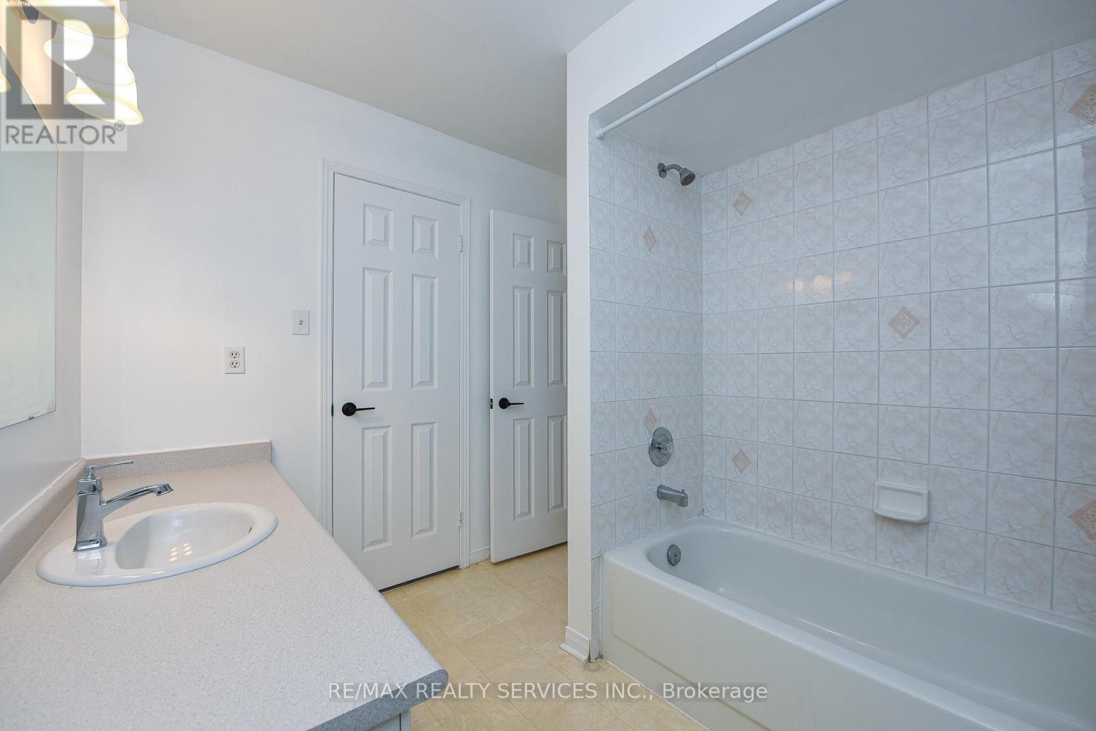 15 Shady Pine Circle, Brampton, Ontario  L6R 1N6 - Photo 33 - W12583990