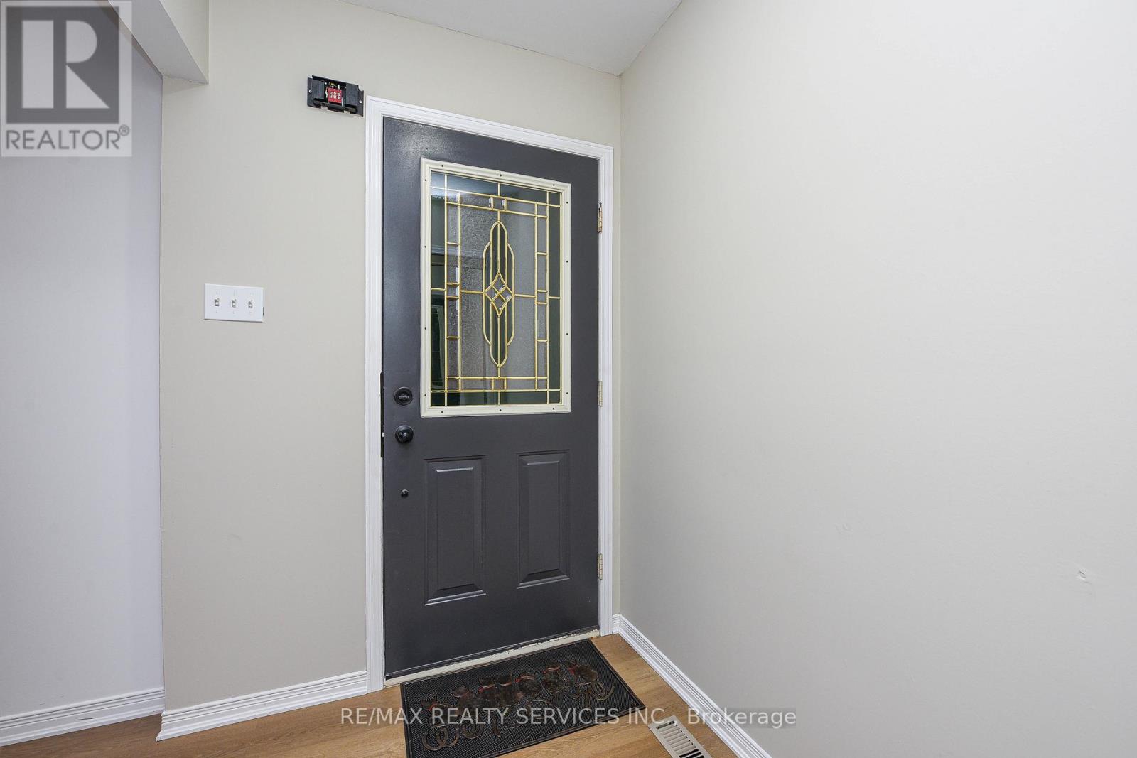 15 Shady Pine Circle, Brampton, Ontario  L6R 1N6 - Photo 6 - W12583990