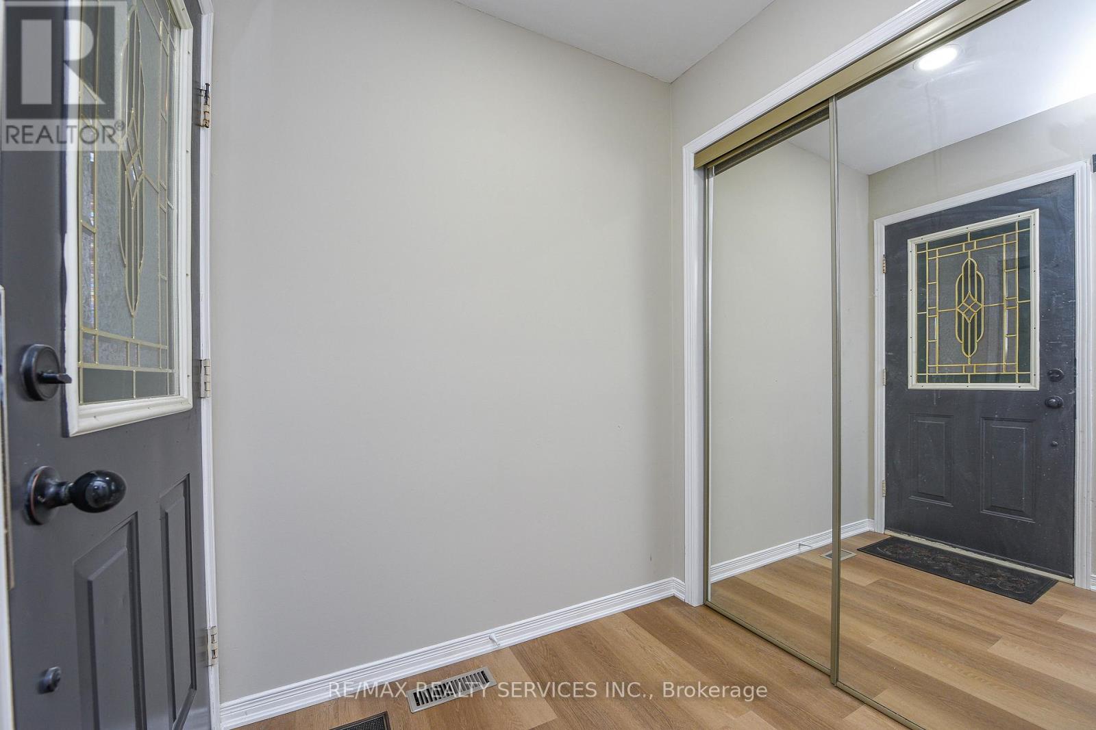 15 Shady Pine Circle, Brampton, Ontario  L6R 1N6 - Photo 7 - W12583990