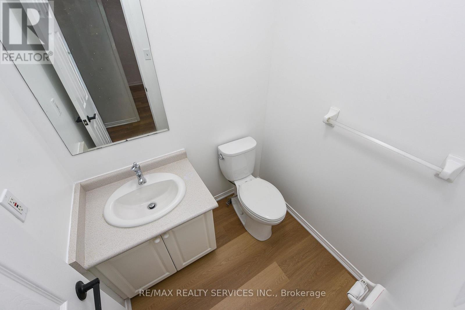 15 Shady Pine Circle, Brampton, Ontario  L6R 1N6 - Photo 8 - W12583990