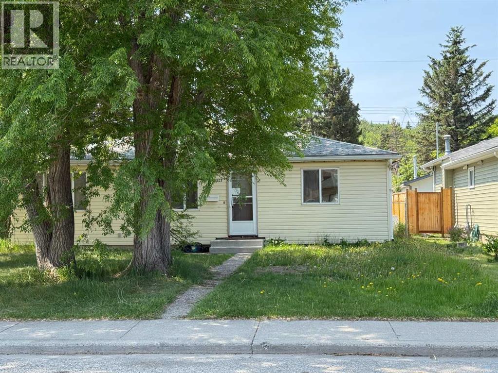8823 36 Avenue Nw, Calgary, Alberta  T3B 1W3 - Photo 1 - A2233567