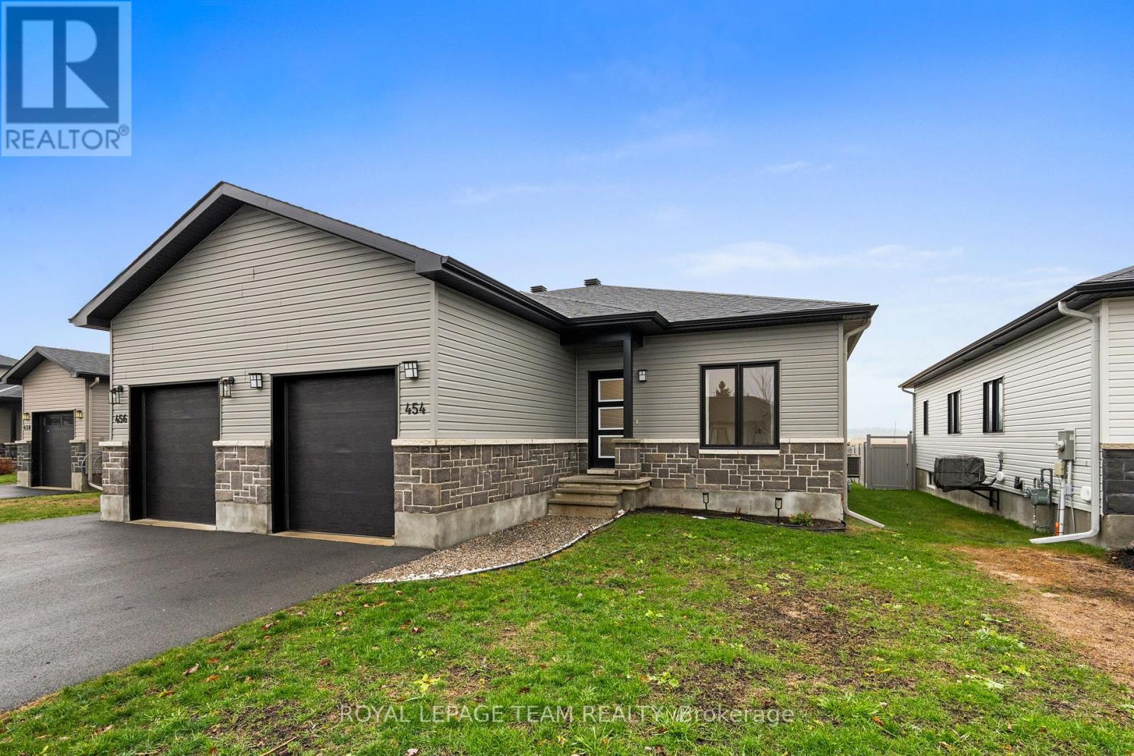 454 Arora Crescent, North Dundas, Ontario  K0C 2K0 - Photo 2 - X12584058