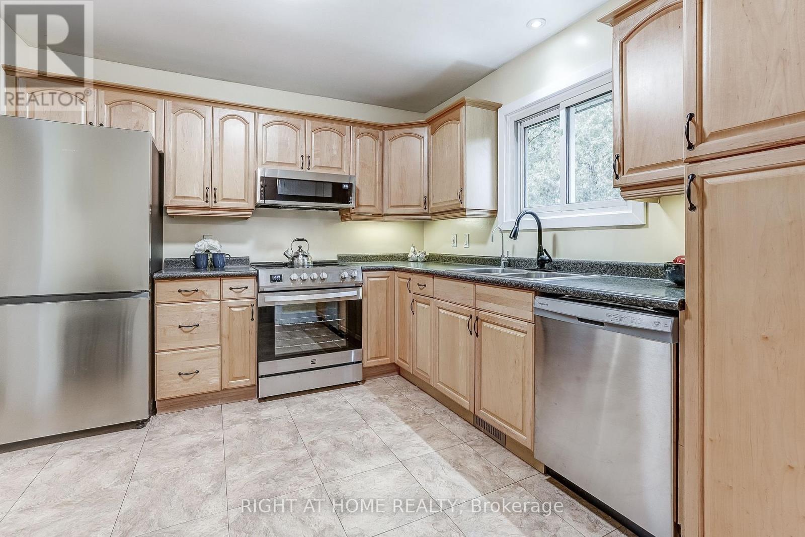 374 Toynevale Road, Pickering, Ontario L1W 2H1 - Photo 11 - E12584068