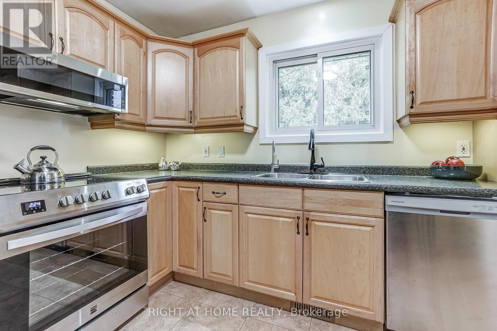 374 Toynevale Road, Pickering, Ontario L1W 2H1 - Photo 14 - E12584068