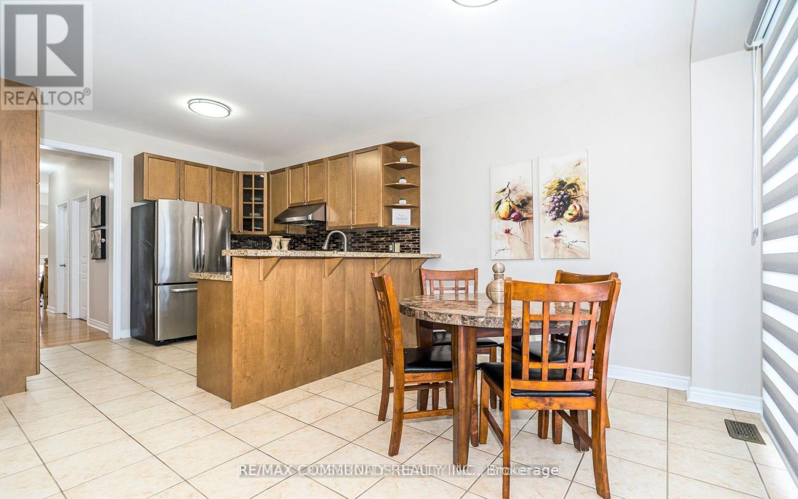 24 Cozens Drive, Richmond Hill, Ontario  L4E 4W3 - Photo 8 - N12584100