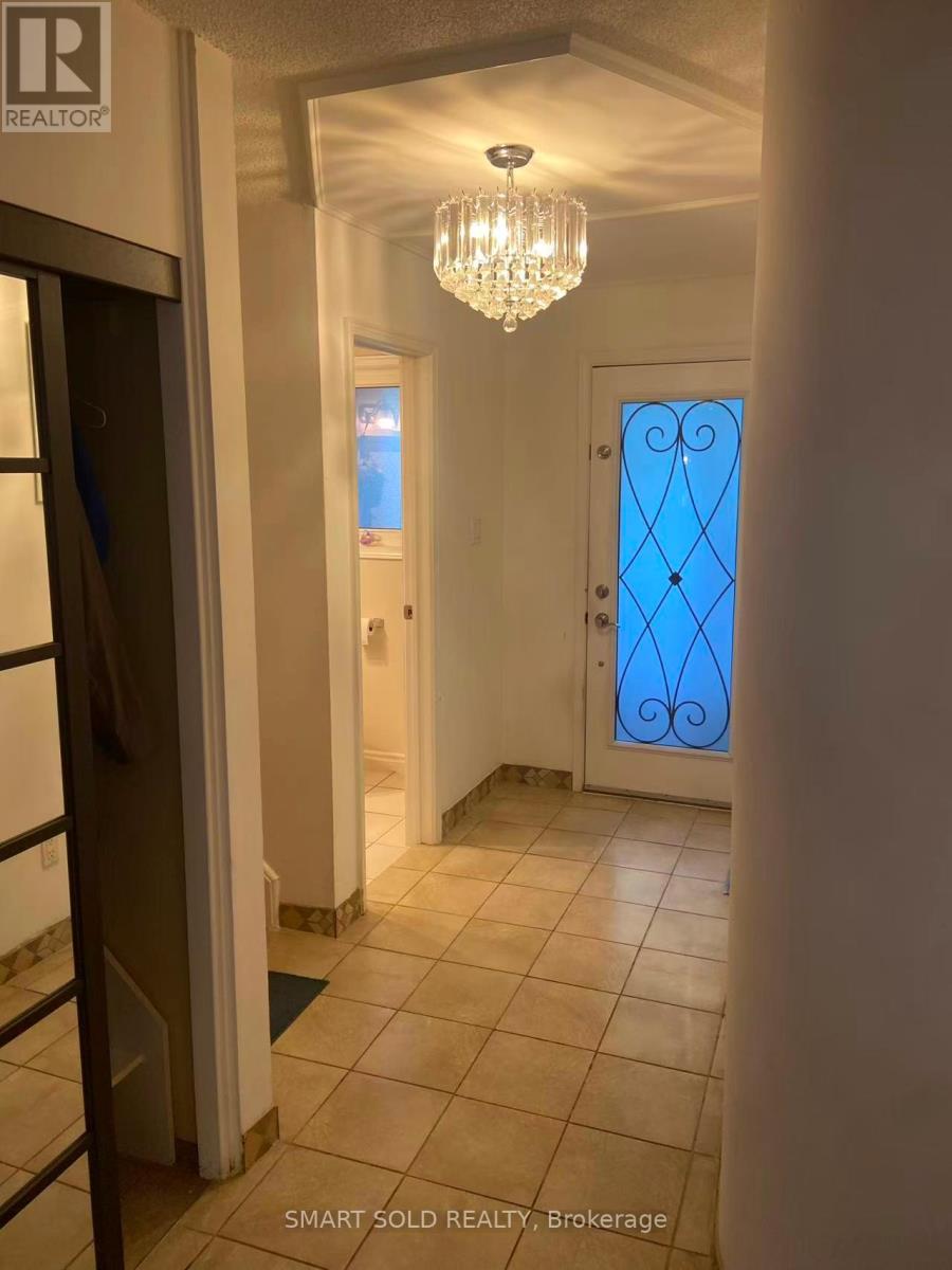 35 Moonlight Lane, Richmond Hill, Ontario L4C 8K4 - Photo 2 - N12584114