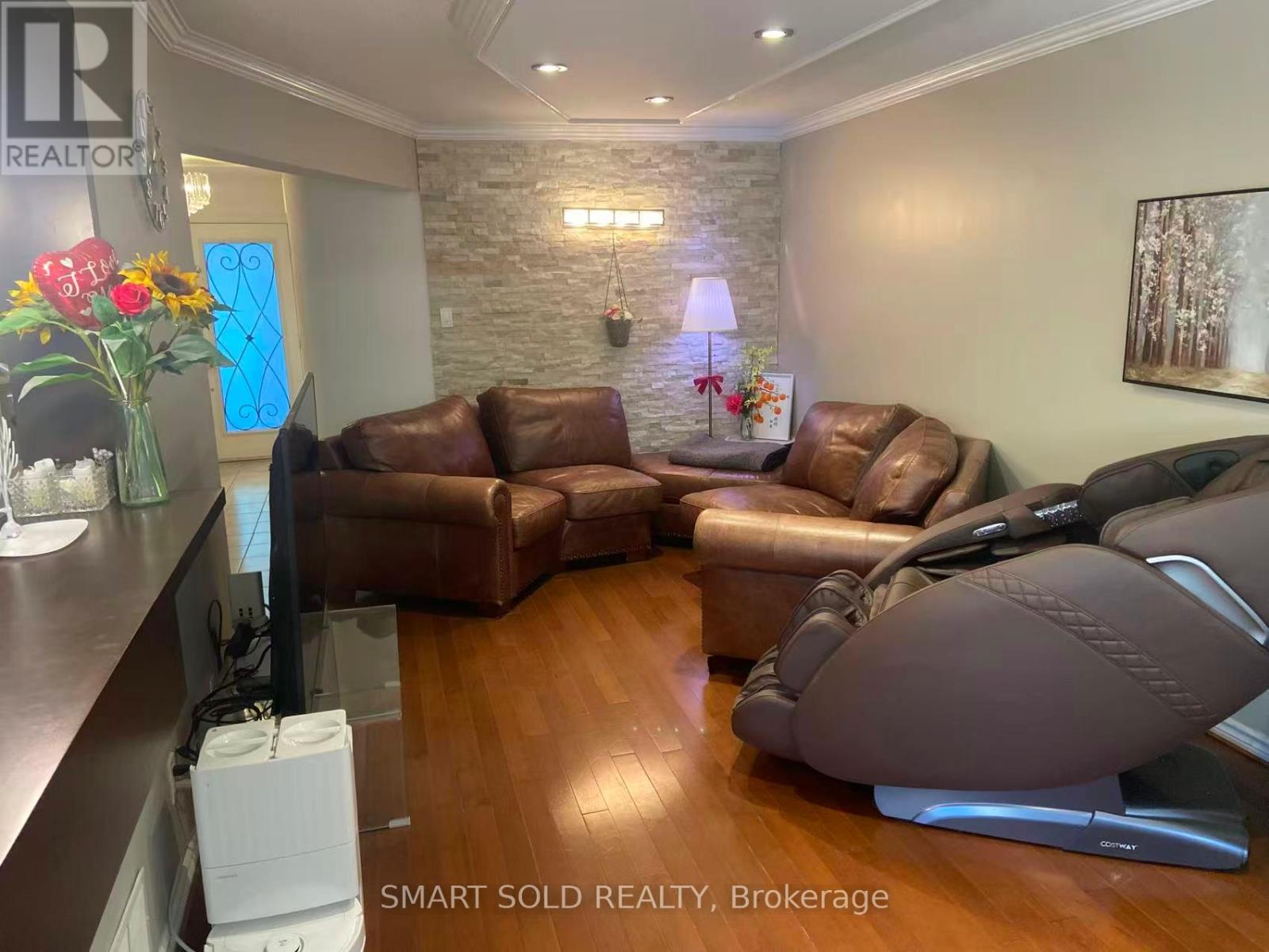 35 Moonlight Lane, Richmond Hill, Ontario L4C 8K4 - Photo 3 - N12584114