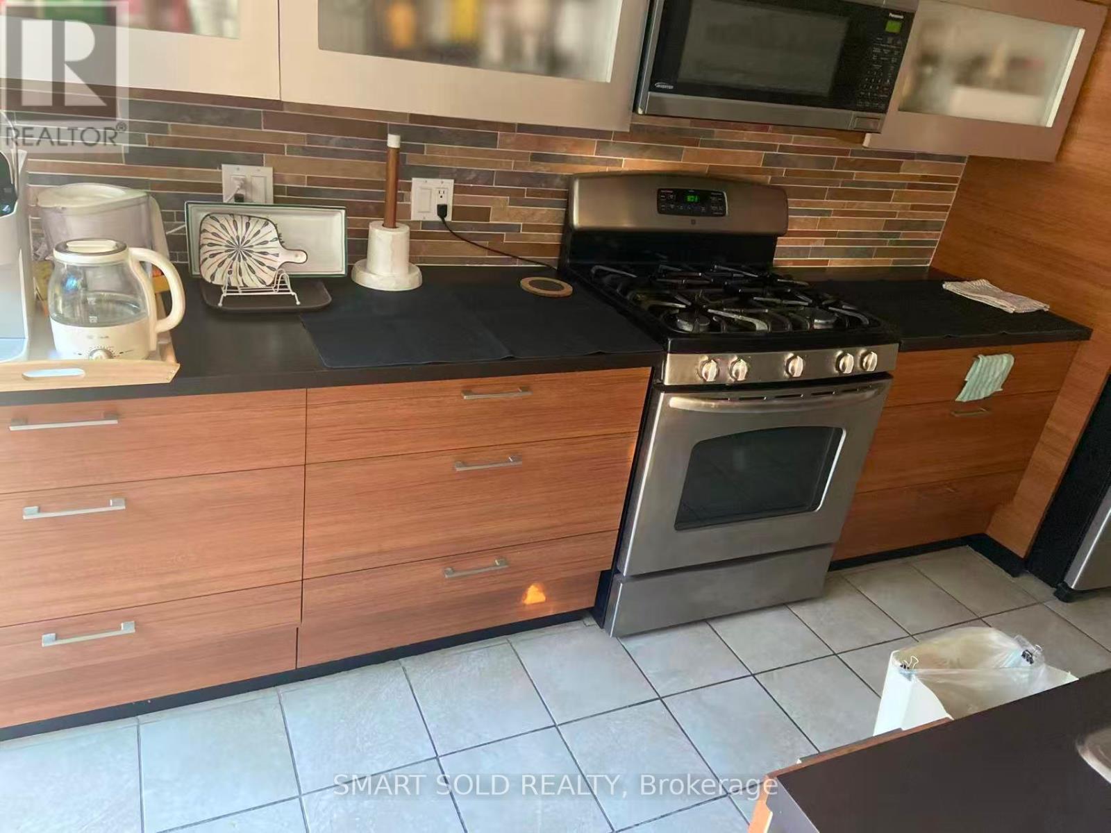 35 Moonlight Lane, Richmond Hill, Ontario L4C 8K4 - Photo 5 - N12584114