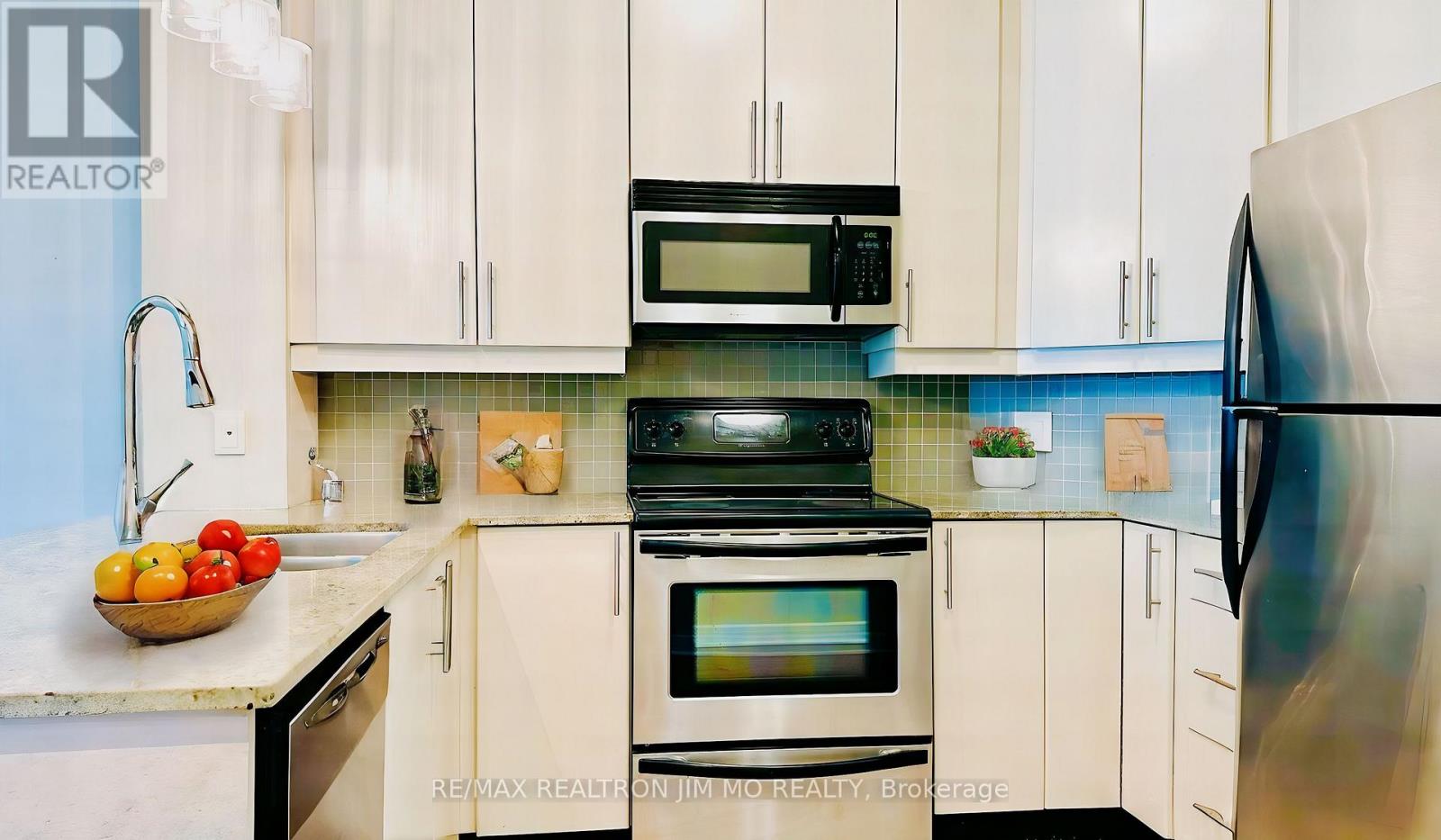 1704 - 18 Harbour Street, Toronto, Ontario  M5J 2Z6 - Photo 2 - C12584162