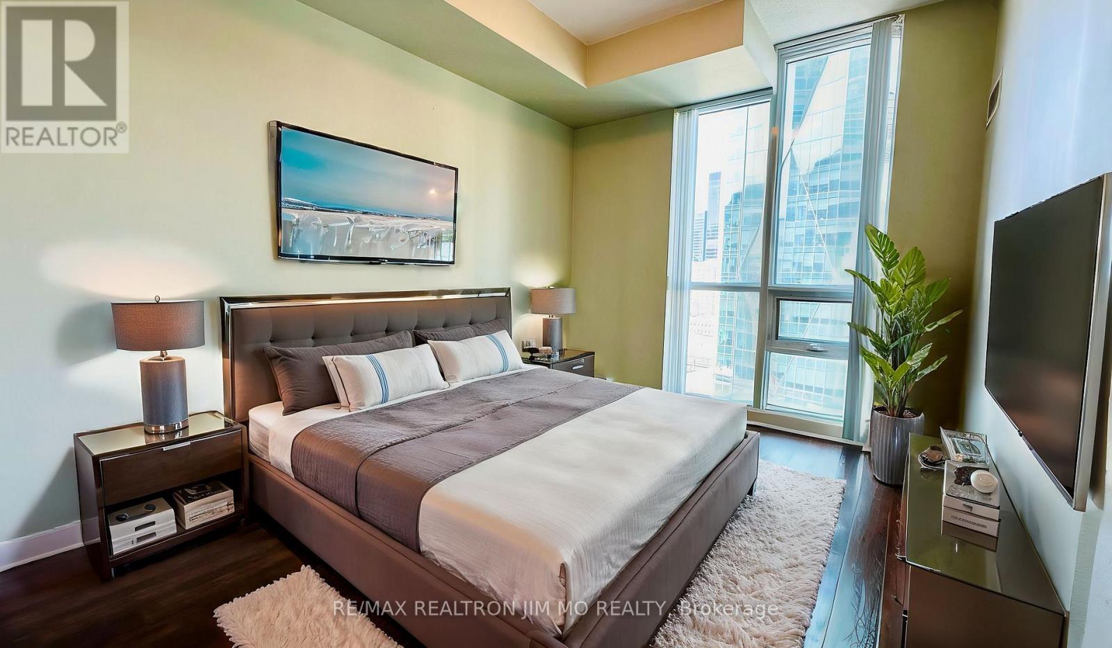 1704 - 18 Harbour Street, Toronto, Ontario  M5J 2Z6 - Photo 4 - C12584162