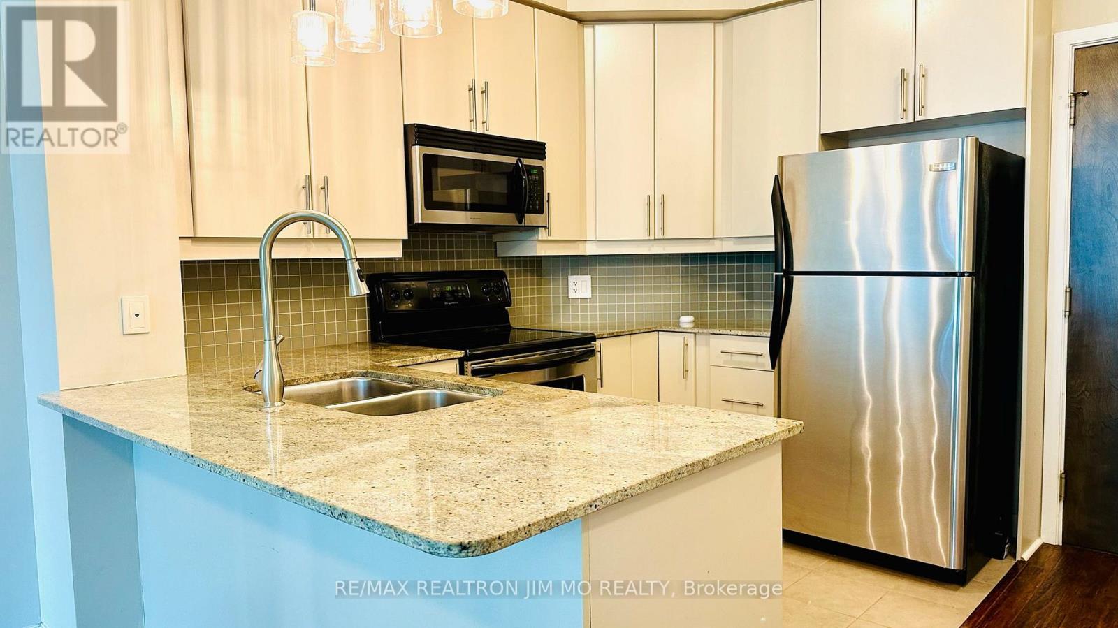 1704 - 18 Harbour Street, Toronto, Ontario  M5J 2Z6 - Photo 6 - C12584162