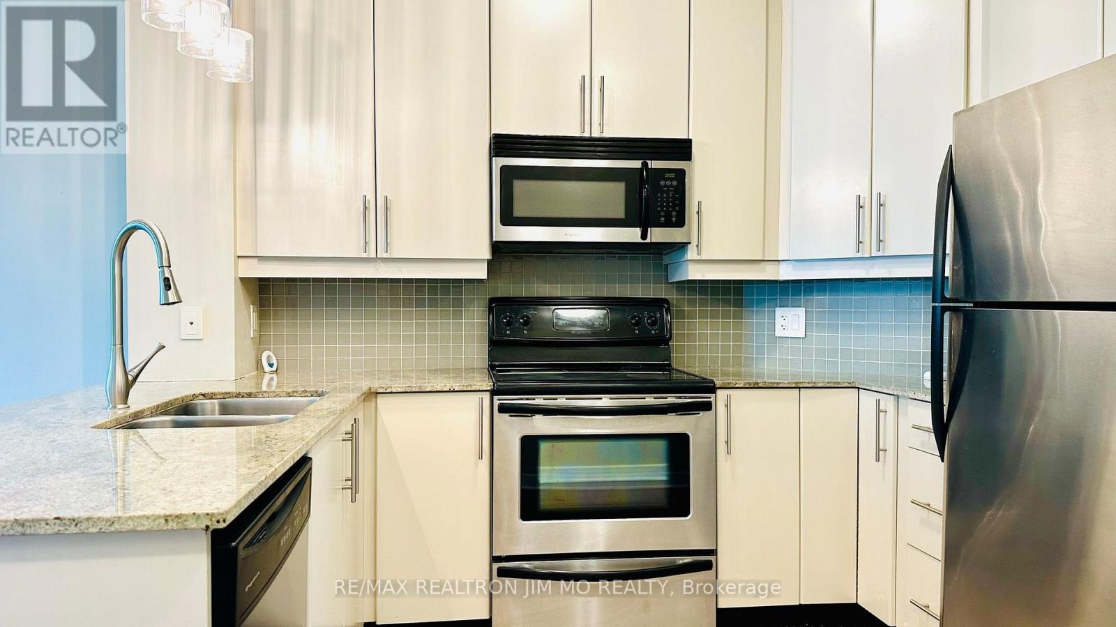 1704 - 18 Harbour Street, Toronto, Ontario  M5J 2Z6 - Photo 7 - C12584162