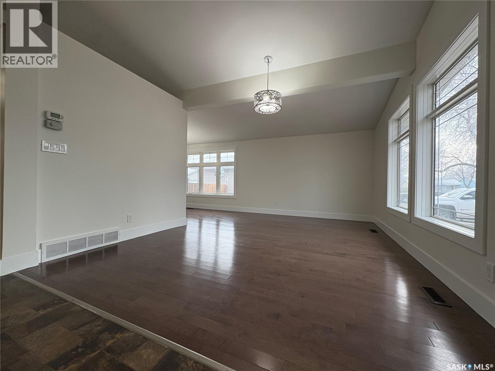 70 Dutton Crescent, Regina, Saskatchewan  S4N 4E5 - Photo 2 - SK024852