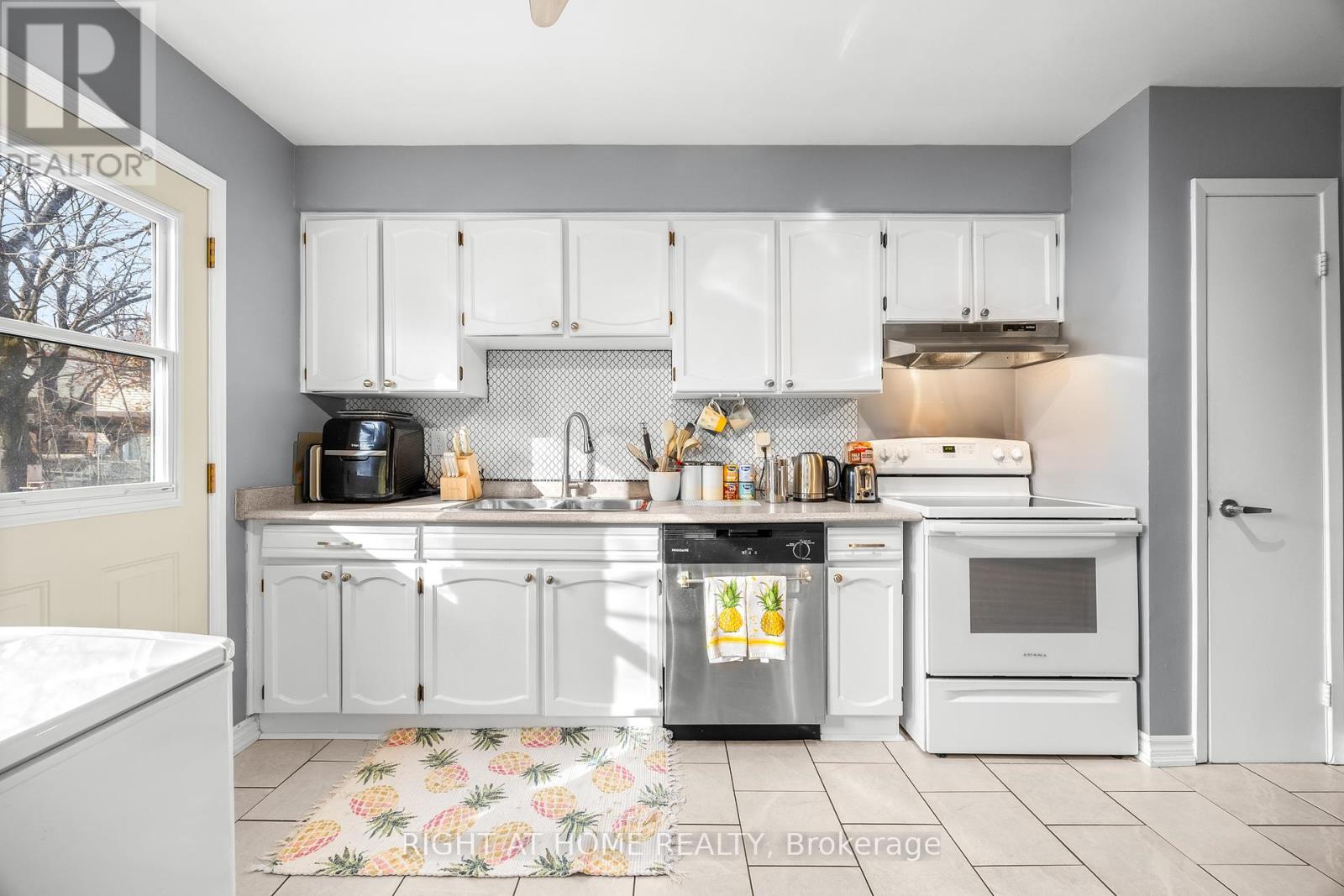 294 Anne Street N, Barrie, Ontario  L4N 5H9 - Photo 4 - S12584174