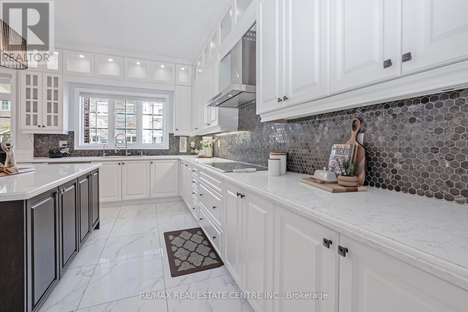 102 Belladonna Circle, Brampton, Ontario  L6P 4B6 - Photo 13 - W12584132