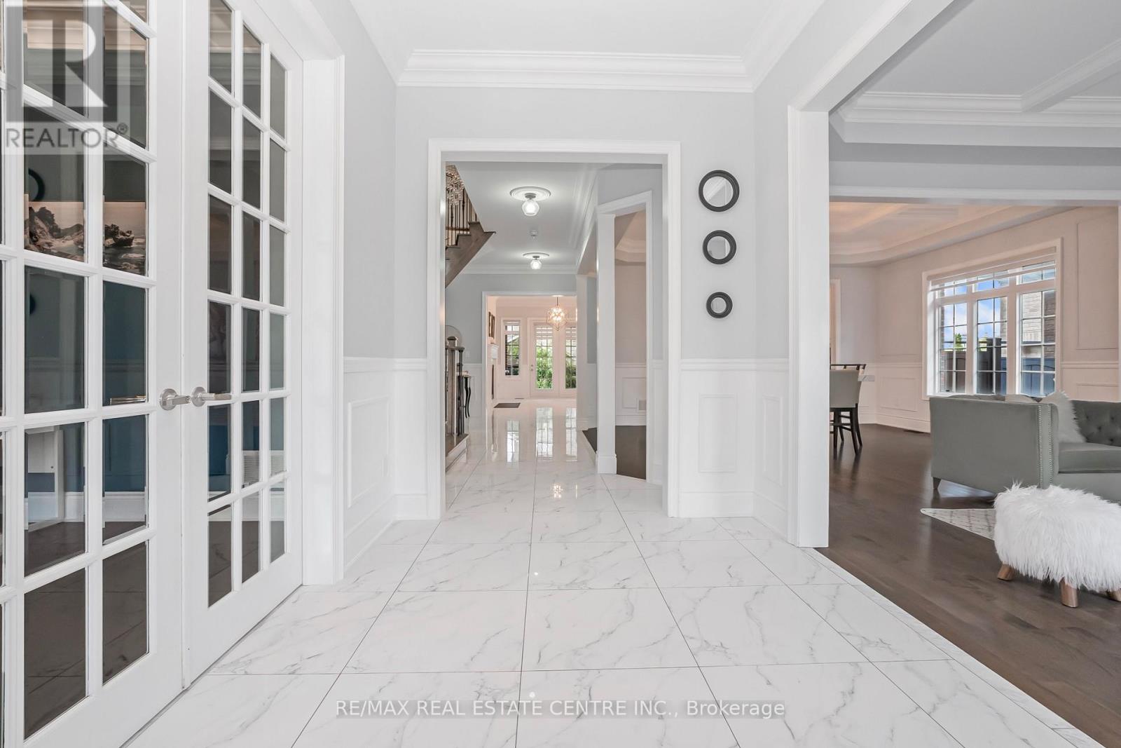 102 Belladonna Circle, Brampton, Ontario  L6P 4B6 - Photo 5 - W12584132