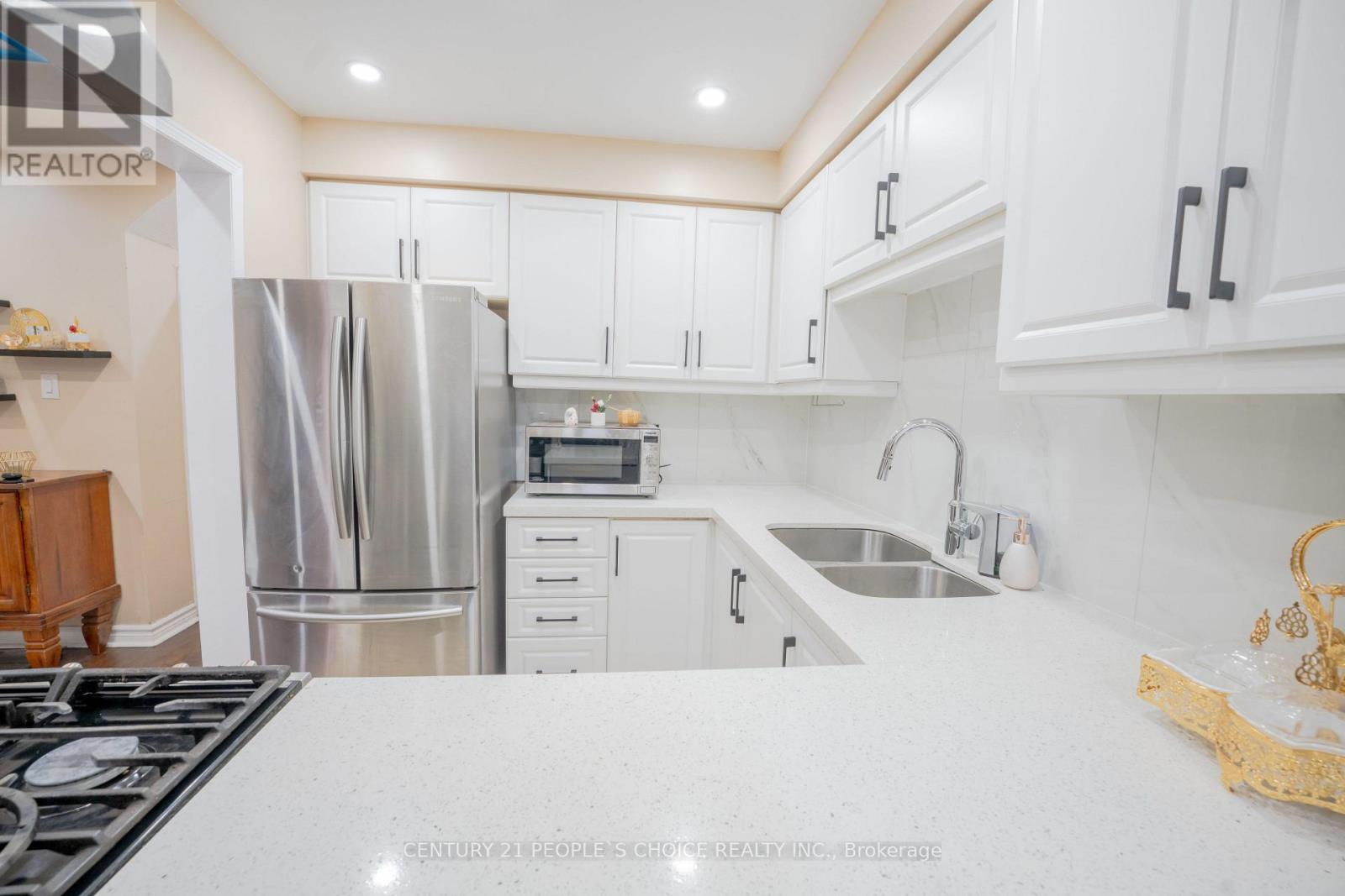 110 Goldenlight Circle, Brampton, Ontario  L6X 4N6 - Photo 11 - W12584148